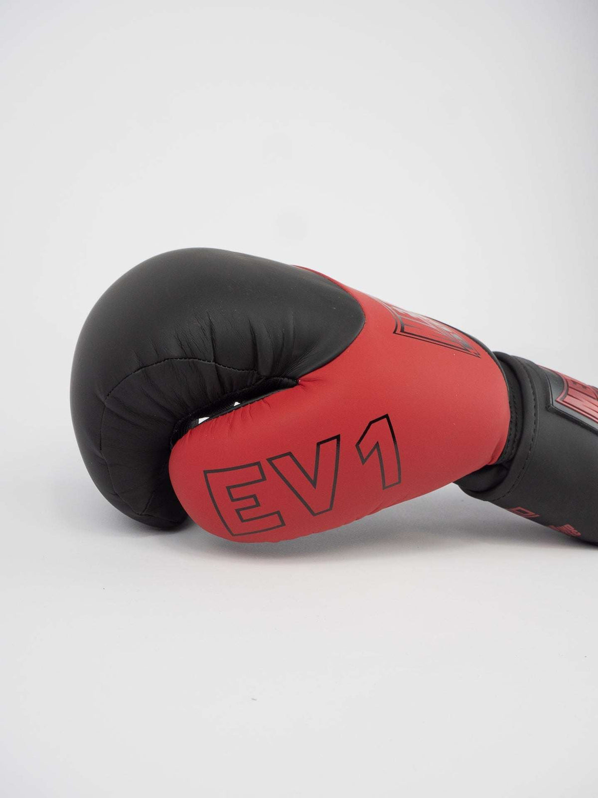 Gants de boxe EV1 Metal Boxe noir rouge pour entraînement et compétition avec protection mousse haute densité