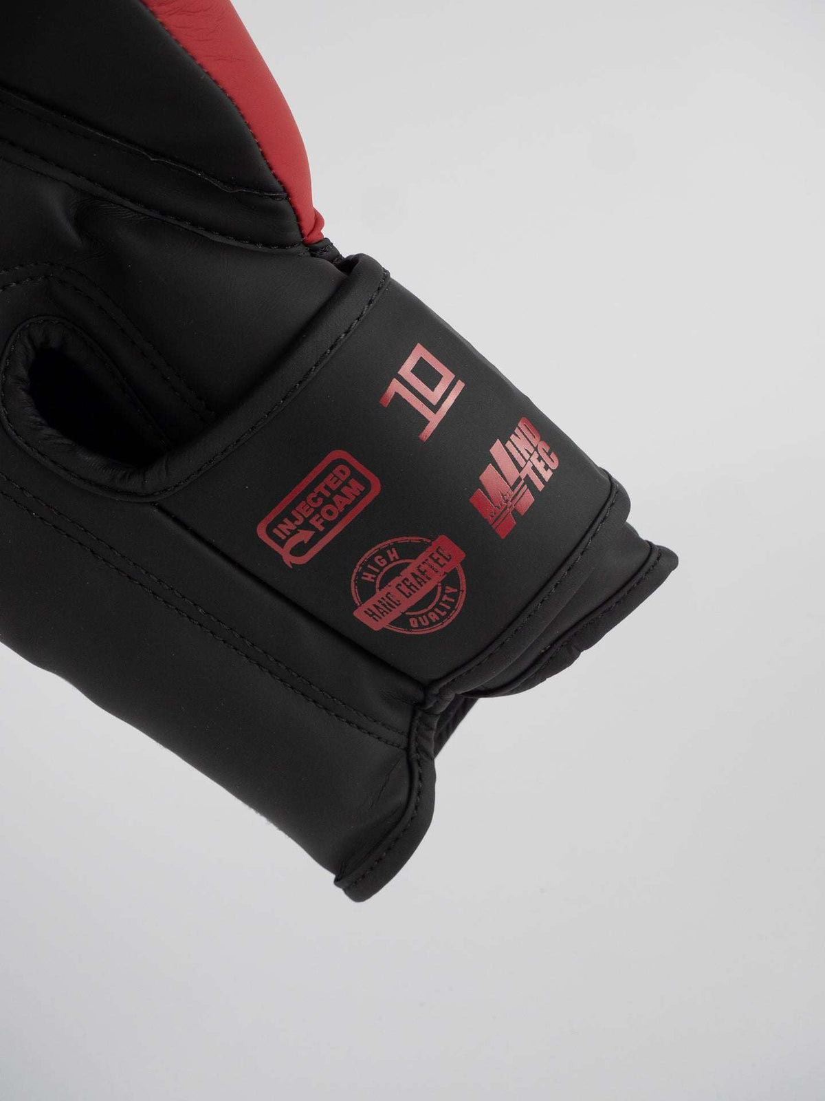 Gants de boxe EV1 Metal Boxe noirs et rouges pour entraînement et compétition avec mousse haute densité et fermeture velcro.