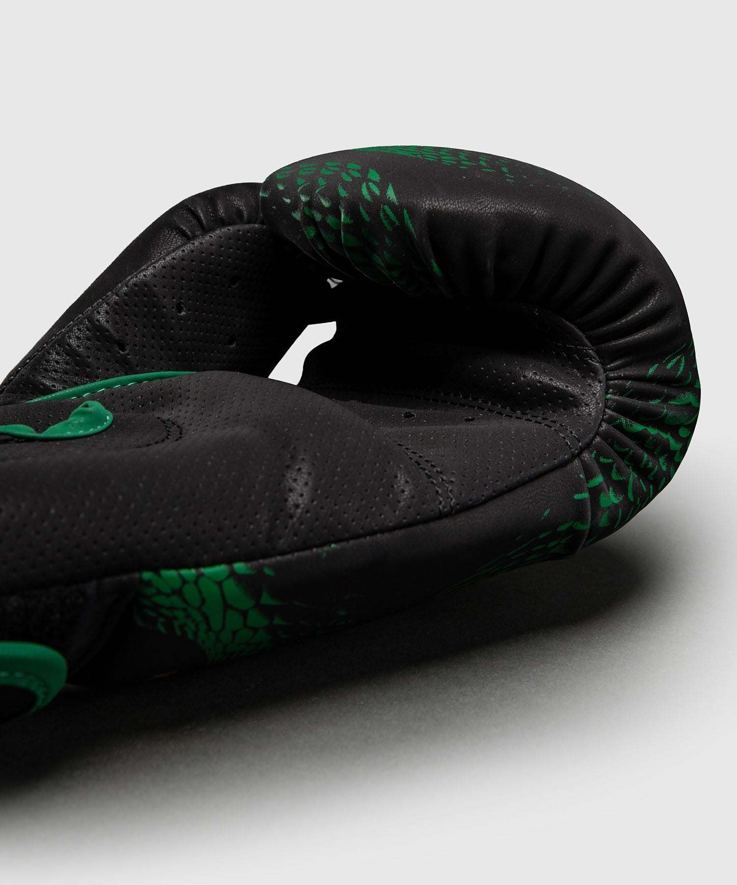 Gants de boxe Venum Matupa noir vert or avec maintien poignet et absorption chocs.