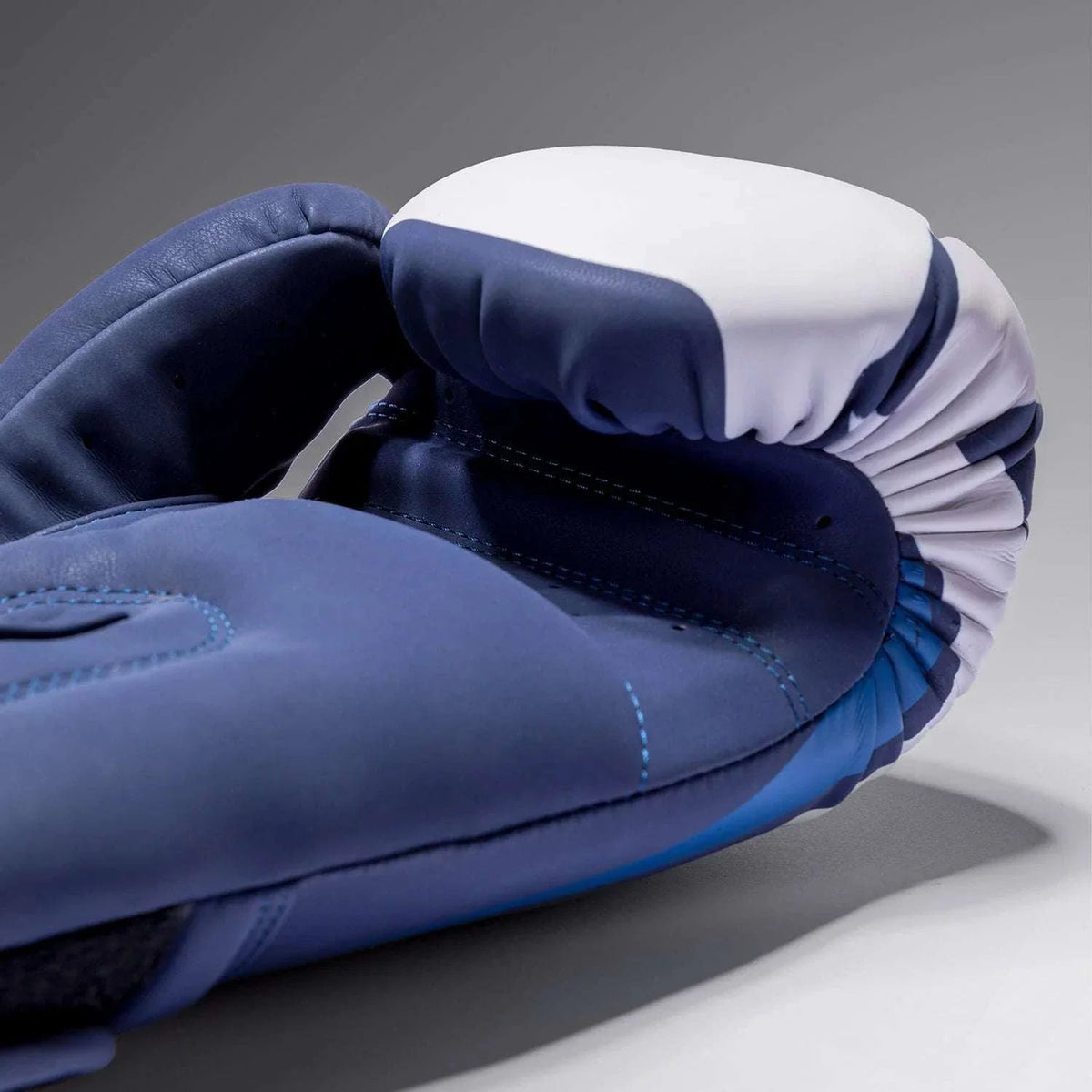 Gants de boxe VENUM Hurricane noirs avec mousse triple densité et fermeture velcro large pour entraînement intensif