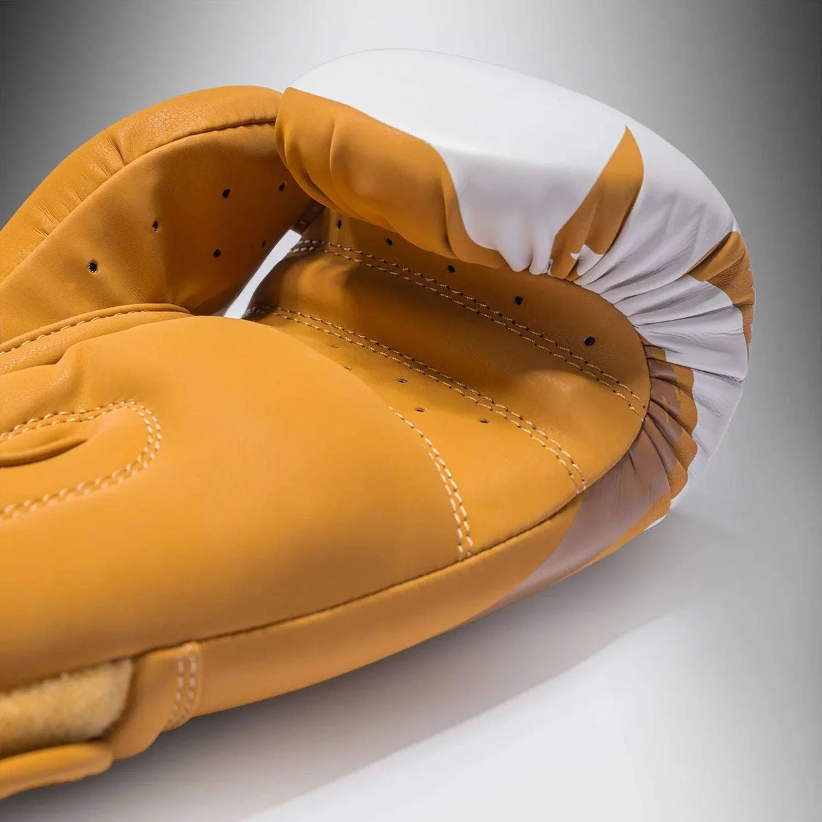 Gants de boxe VENUM Hurricane noirs avec mousse triple densité pour protection et confort optimal