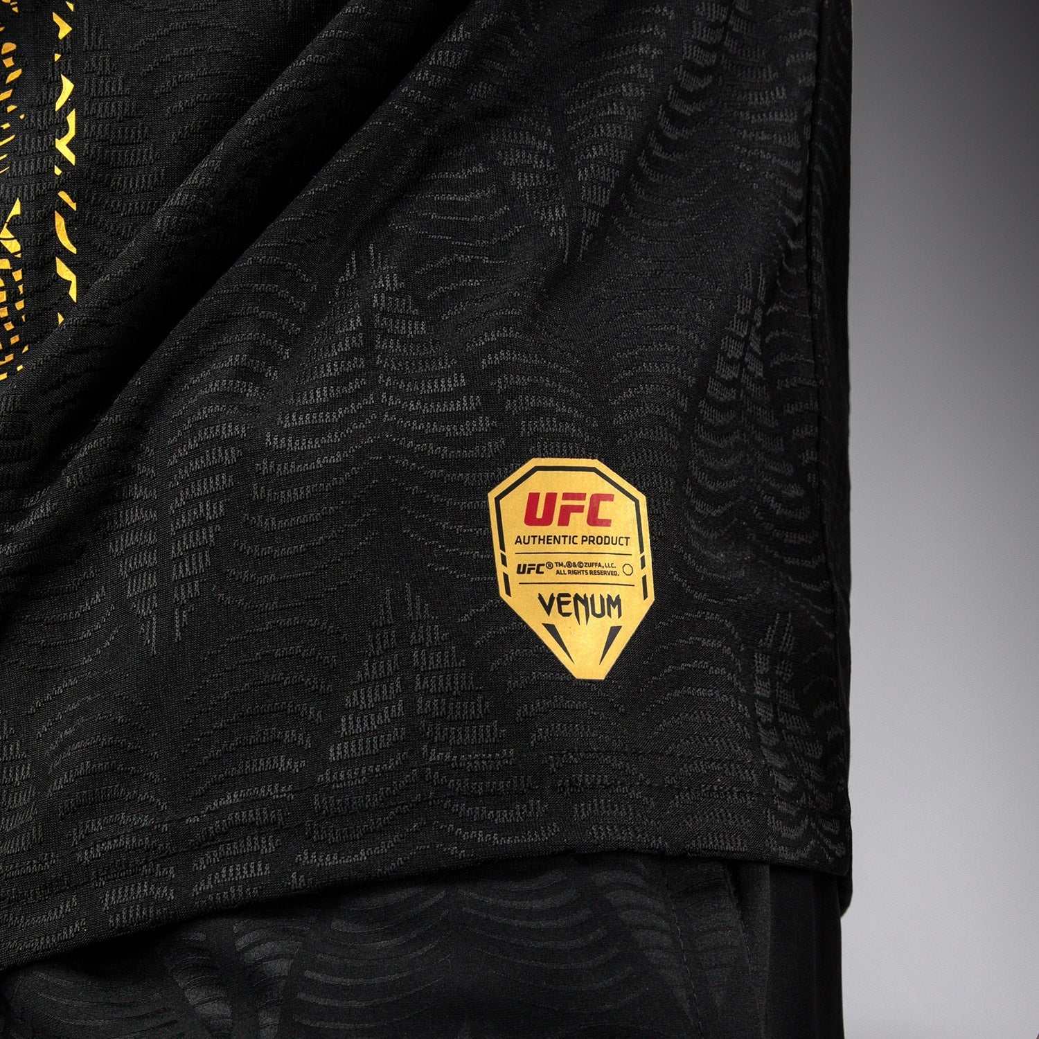 T-shirt Dry Tec noir et or Venum UFC Champion confortable et respirant