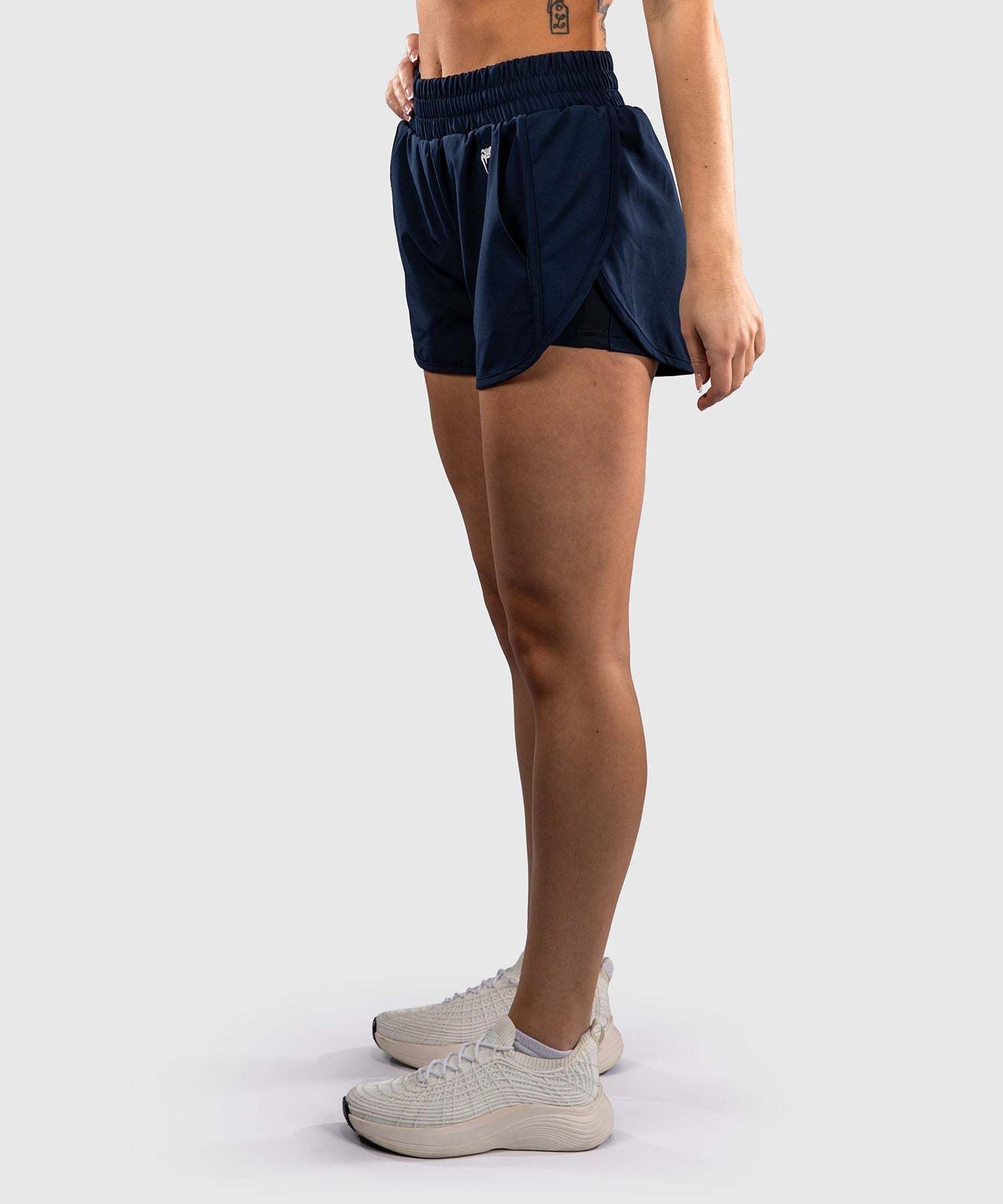Short d’entraînement femme Venum Sculpt Shape bleu marine léger et extensible pour training et cardio
