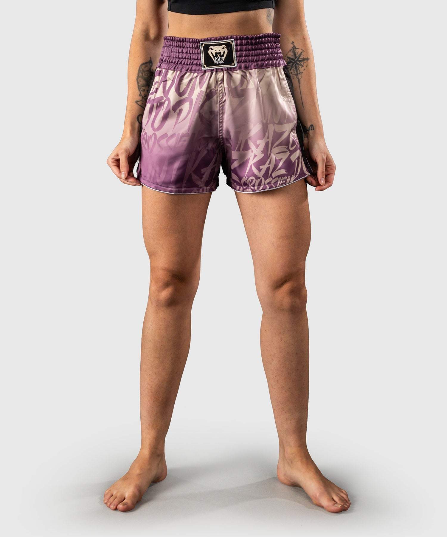 Short de Muay Thai Venum x Kaz orchidée sombre léger et performant pour entraînement intense