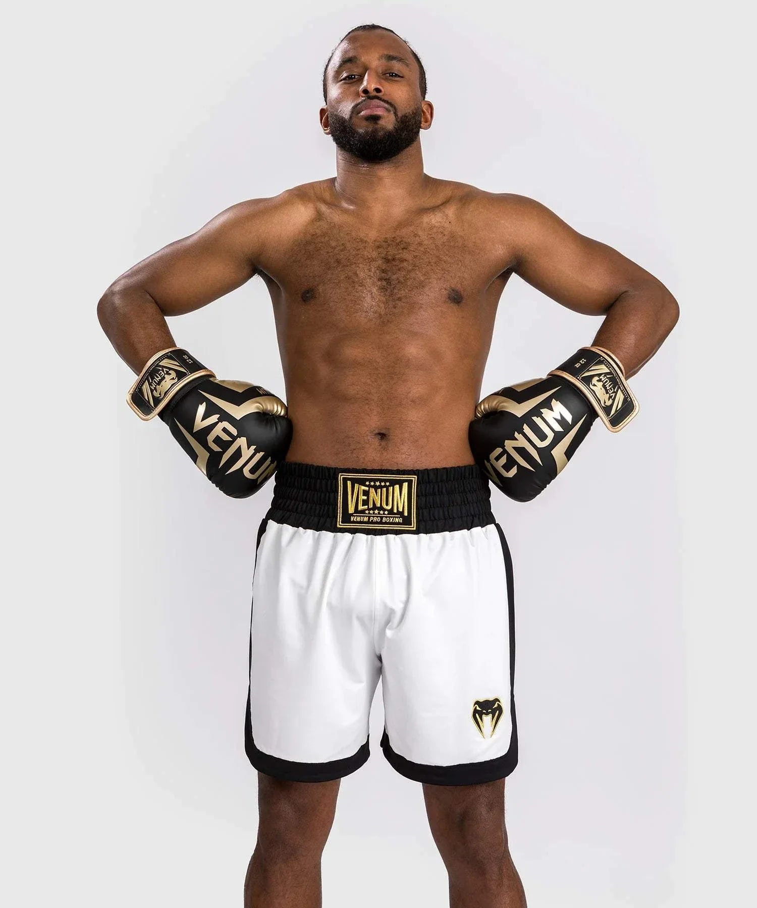 Short de boxe Venum Classic blanc et noir avec logos brodés pour haute mobilité et confort optimal