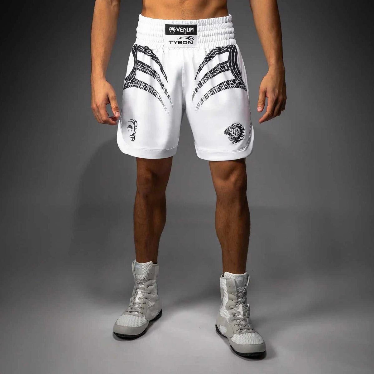 Short de Boxe Venum x Mike Tyson en satin premium noir et rouge avec design tigre