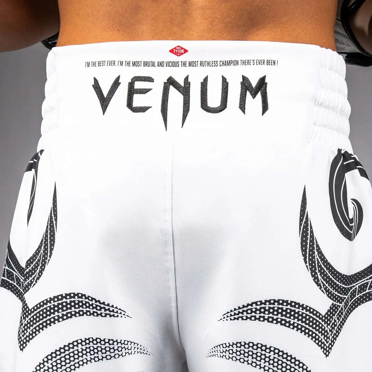 Short de Boxe Venum x Mike Tyson en satin premium avec design tigre noir et rouge, ceinture élastique et fentes latérales pour mobilité optimale.