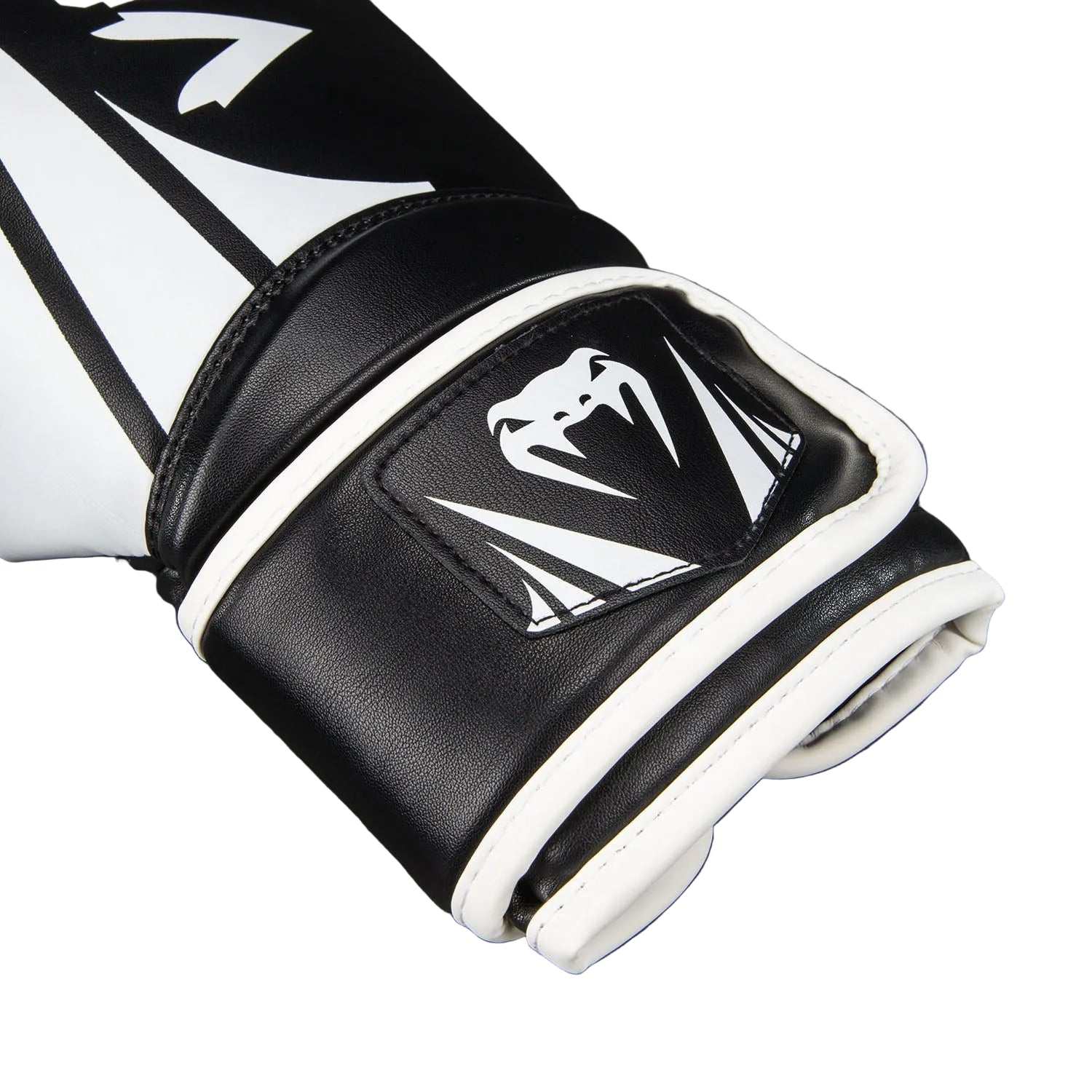 Gants de boxe Venum Challenger 2.5 blanc et noir 12 Oz pour débutants et intermédiaires, protection et confort renforcés.