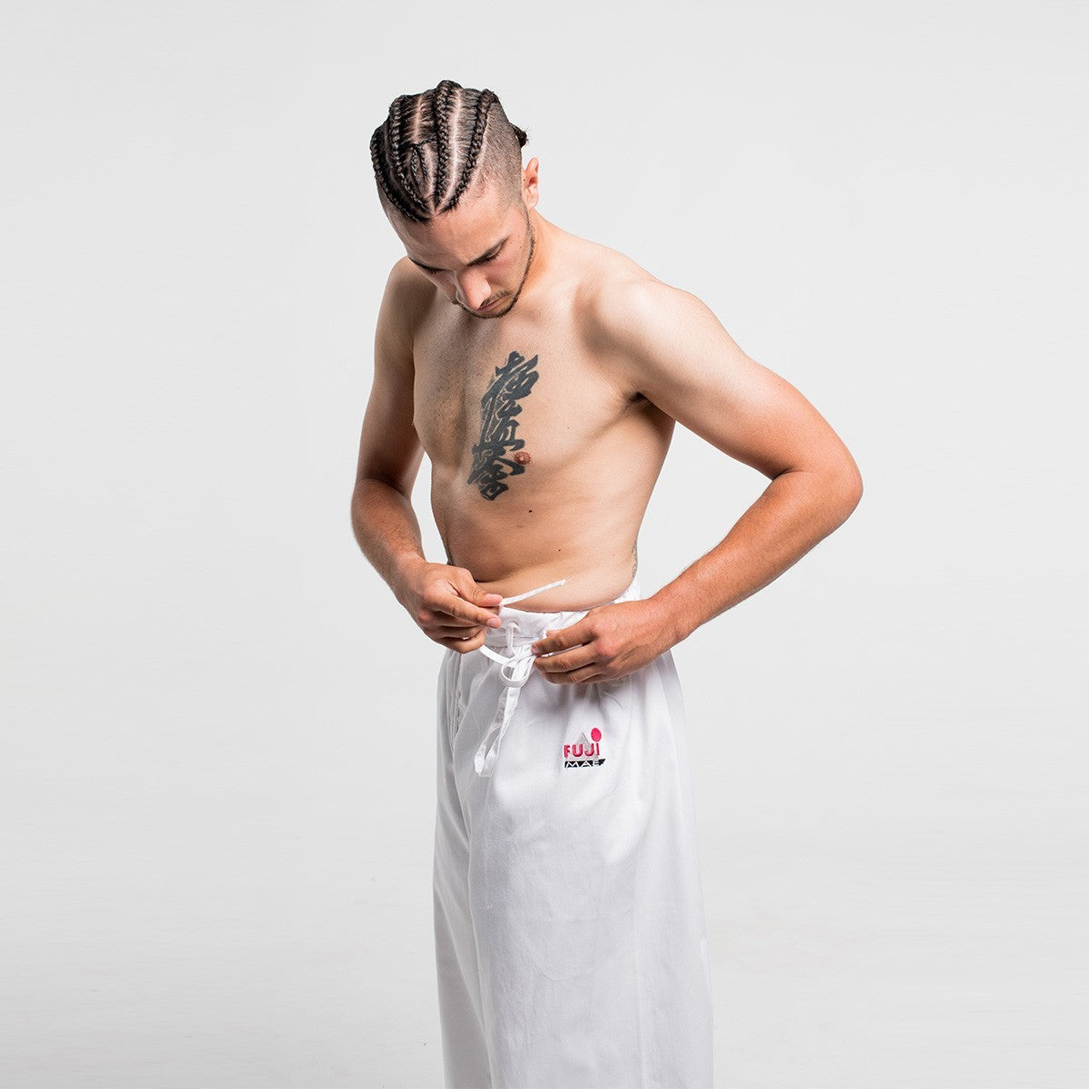 Coupe spécifique Kyokushin du pantalon FUJIMAE Training blanc