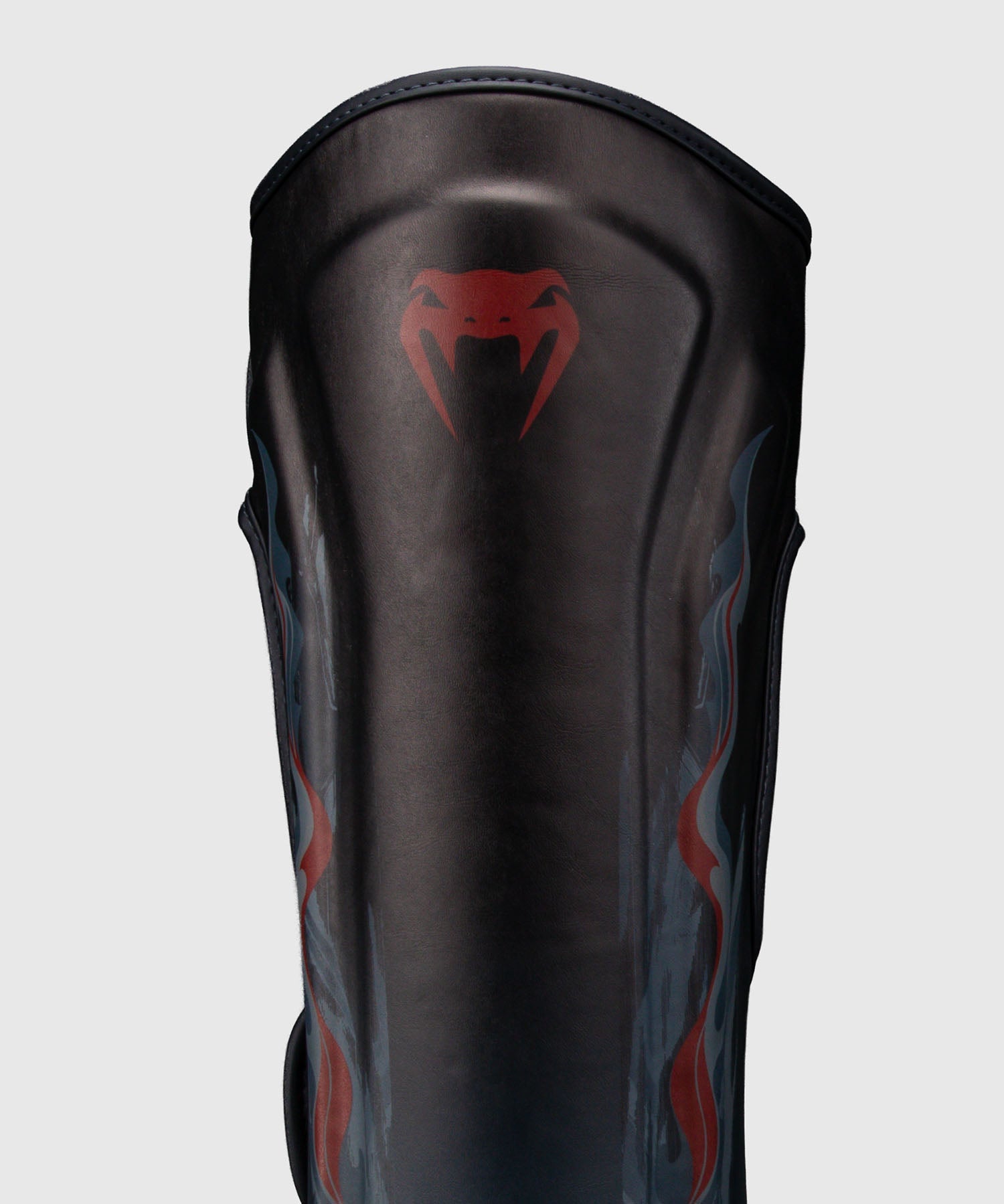 Protège-tibias Venum Demon Noir/Gris disponible à la Boutique des Arts Martiaux