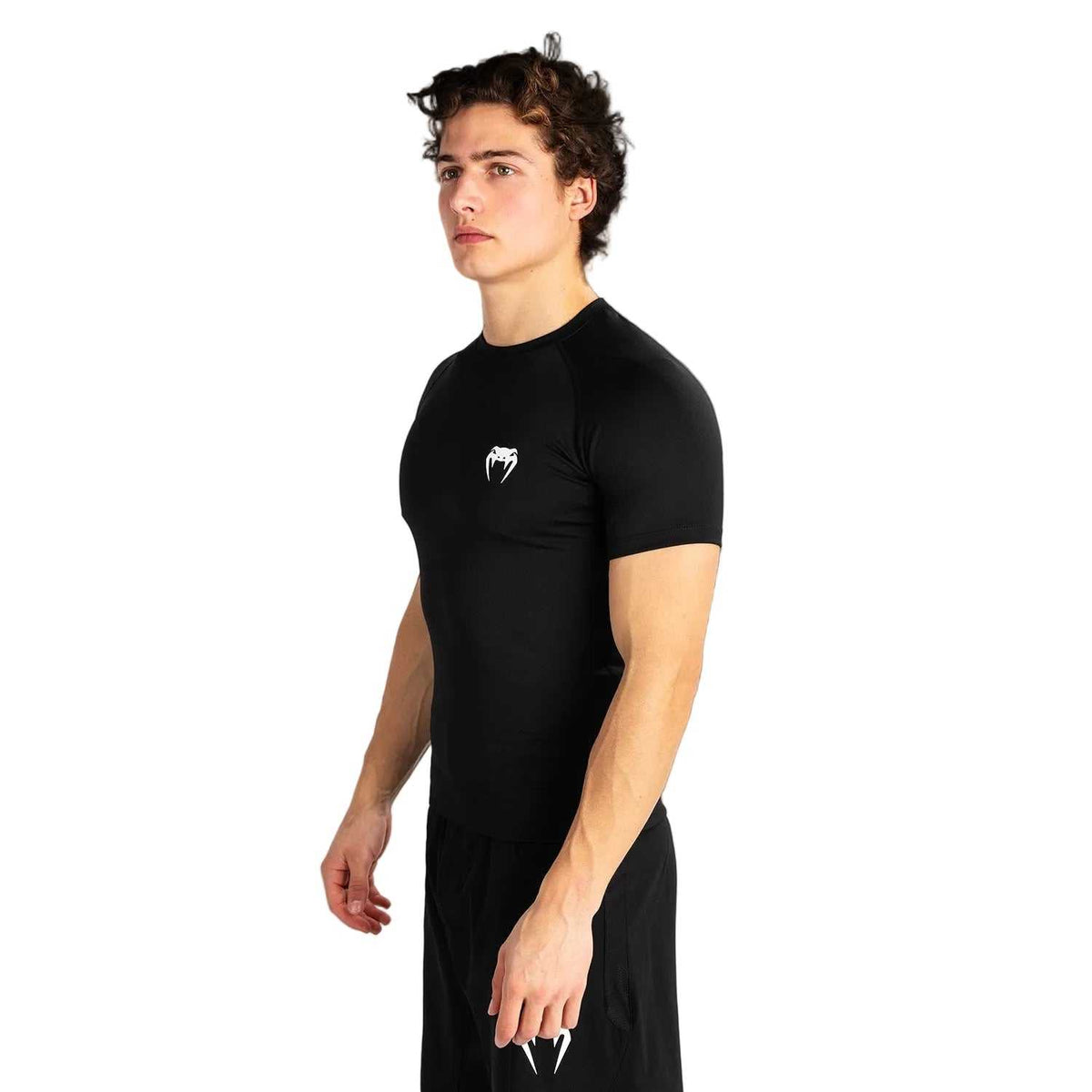 Rashguard à manches courtes noir en tissu de compression, col rond et logo blanc sur la poitrine.