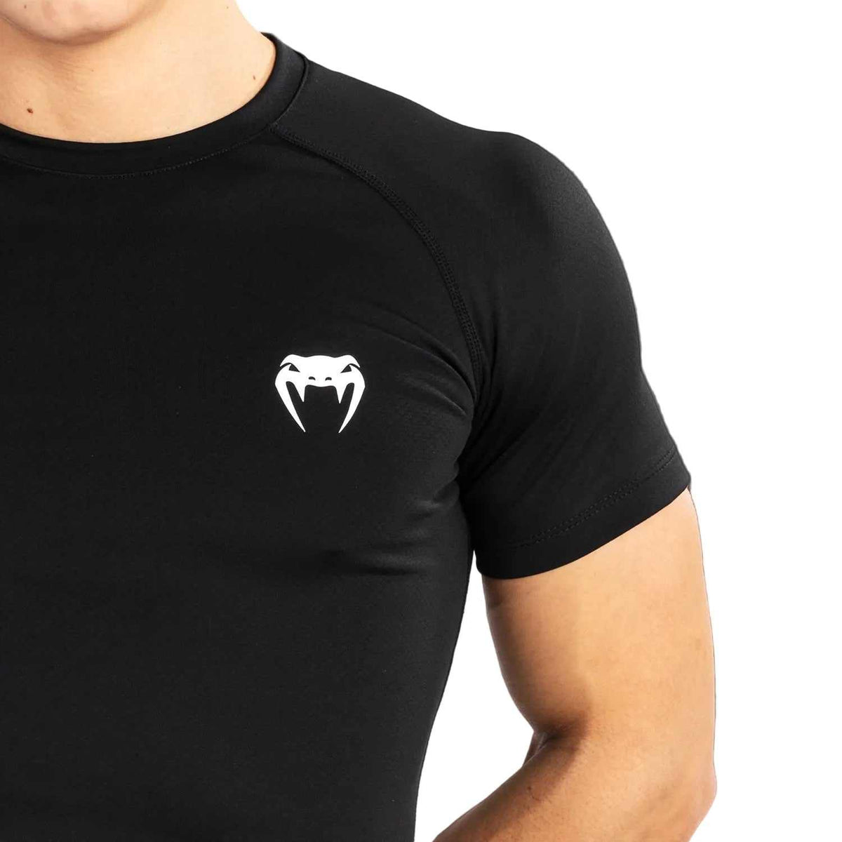 Rashguard à manches courtes noir en tissu extensible, coupe compression et logo Venum blanc sur la poitrine