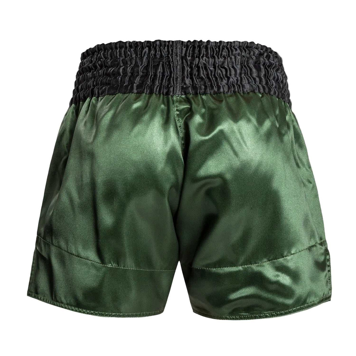 Short de Muay Thai vert en polyester satiné, avec large ceinture noire et fentes latérales.