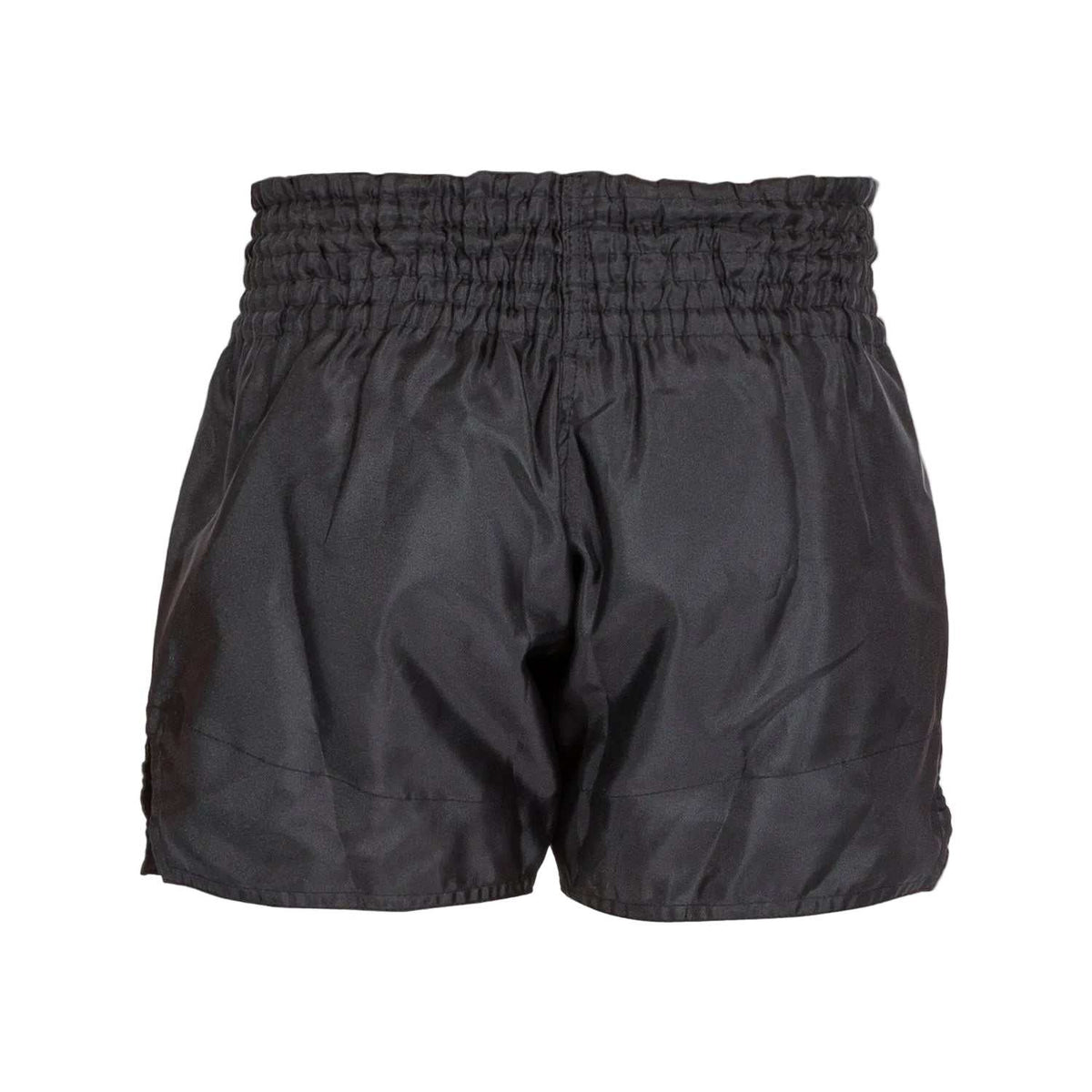 Short de Muay Thai noir en polyester, coupe ample avec large ceinture élastiquée et fentes latérales.