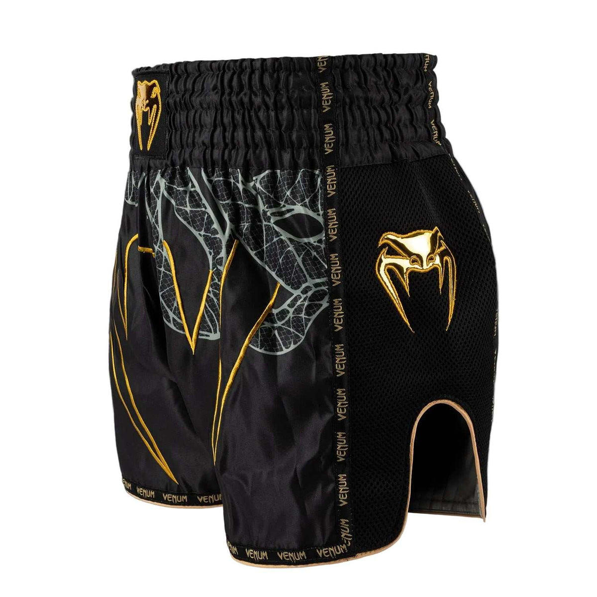 Short de Muay Thai noir en polyester, motif serpent argenté et doré, logo Venum et fentes latérales profondes