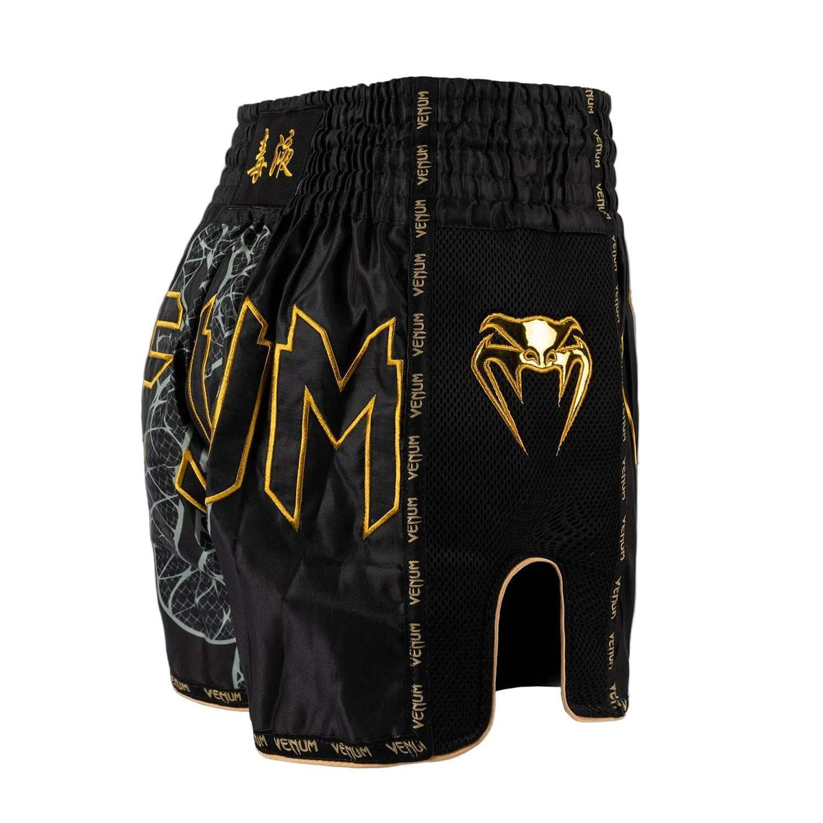 Short de Muay Thai noir en polyester, motifs serpent et lettres dorées, avec ceinture élastique et fentes latérales.