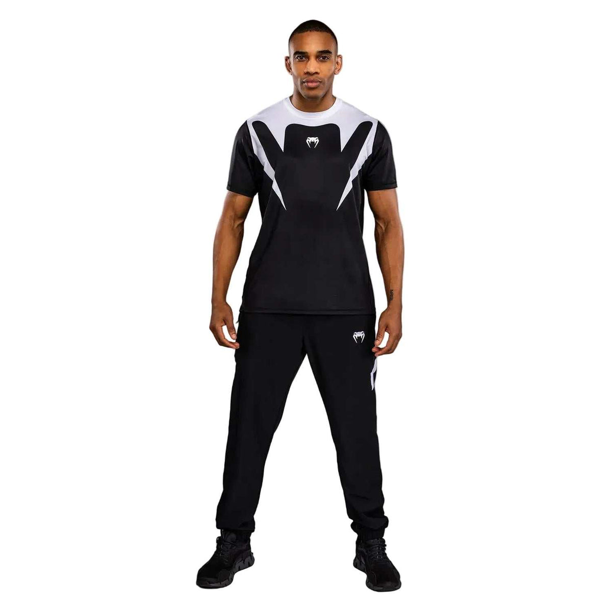 T-shirt Venum Attack noir et blanc en tissu technique, col rond et manches courtes, avec motifs graphiques contrastés