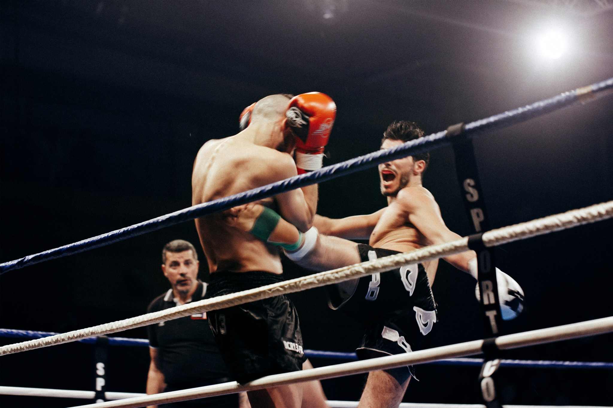 Équipements essentiels de boxe anglaise pour débutants comprenant gants, protège-dents et casque