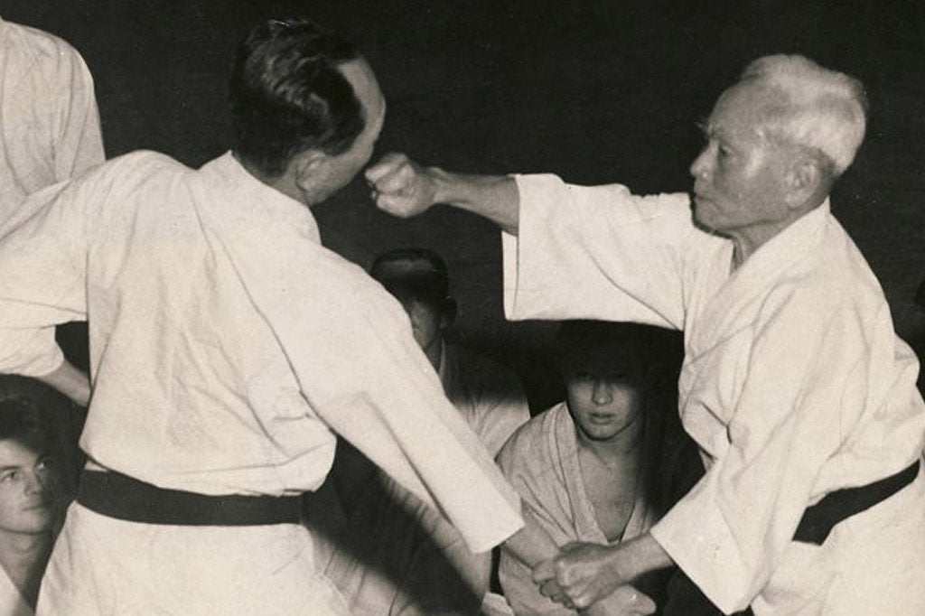 Portrait de Gichin Funakoshi, père du karaté moderne, symbole de son héritage martial