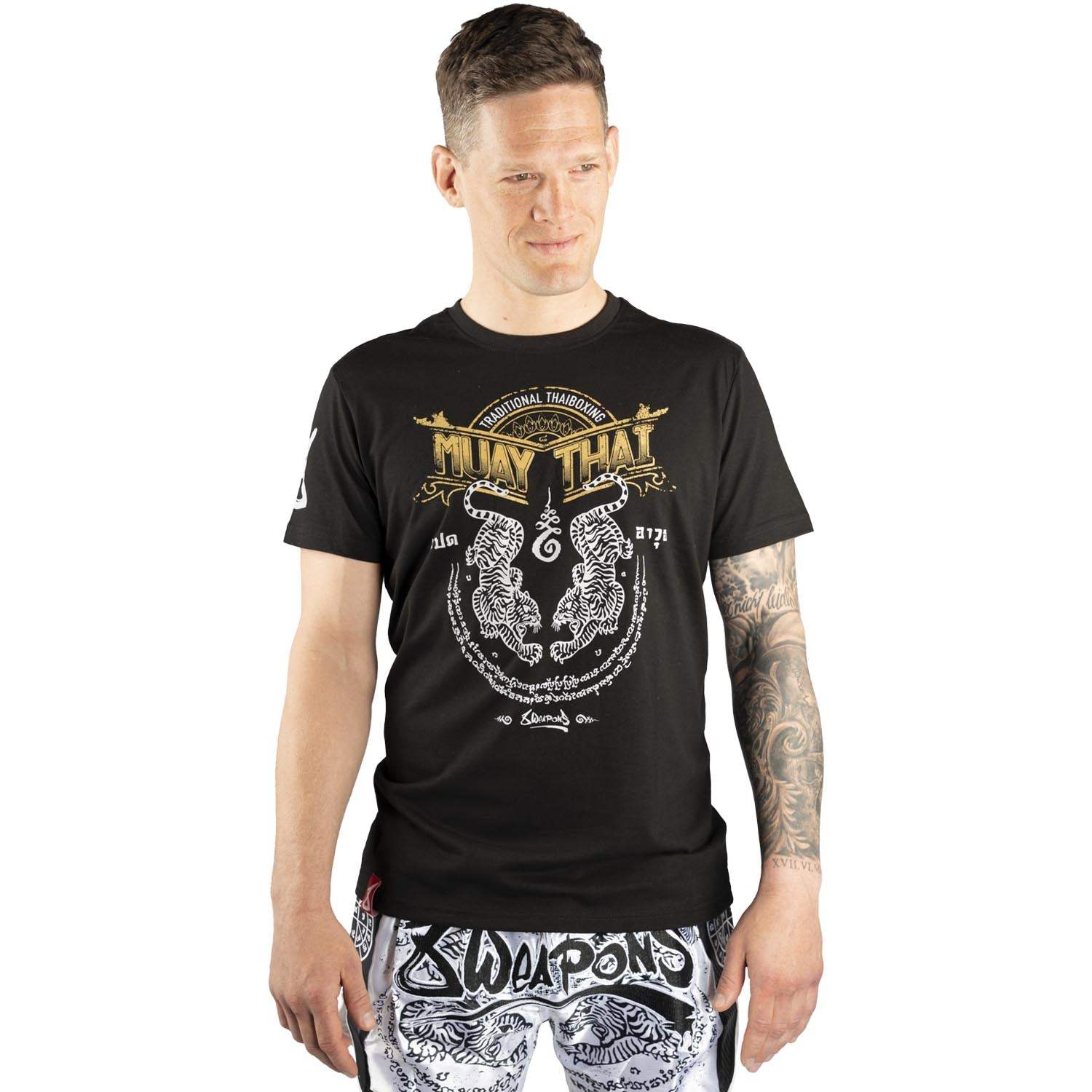 T-shirt noir 8 WEAPONS Sak Yant Tigers Muay Thaï avec motifs sacrés et tigres symboliques