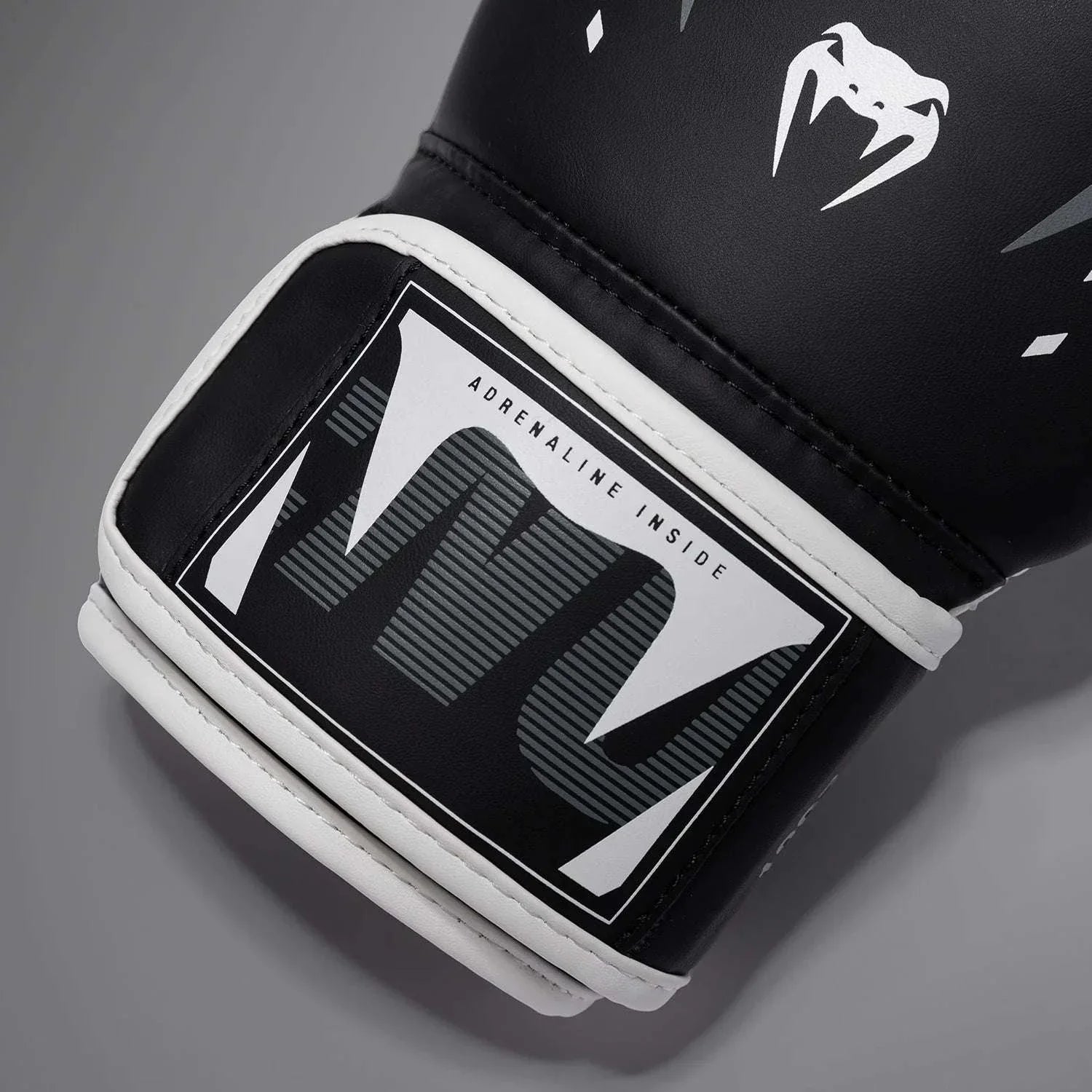 Gants de boxe Venum Adrenaline noir argent gris haute protection et confort pour sports de combat