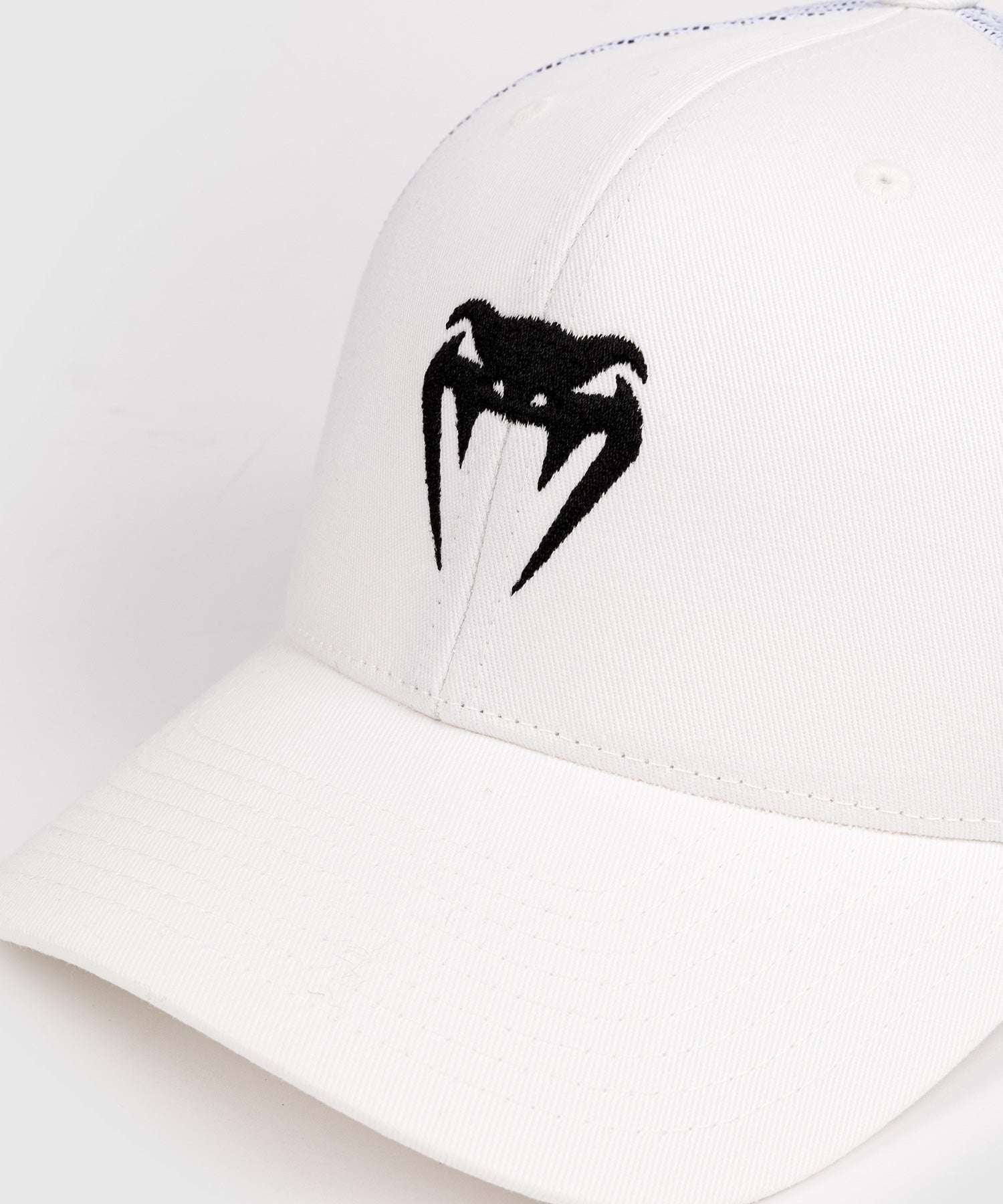 Casquette Venum Trucker Blanc Neige en coton et mesh, réglable et respirante, style sports de combat.