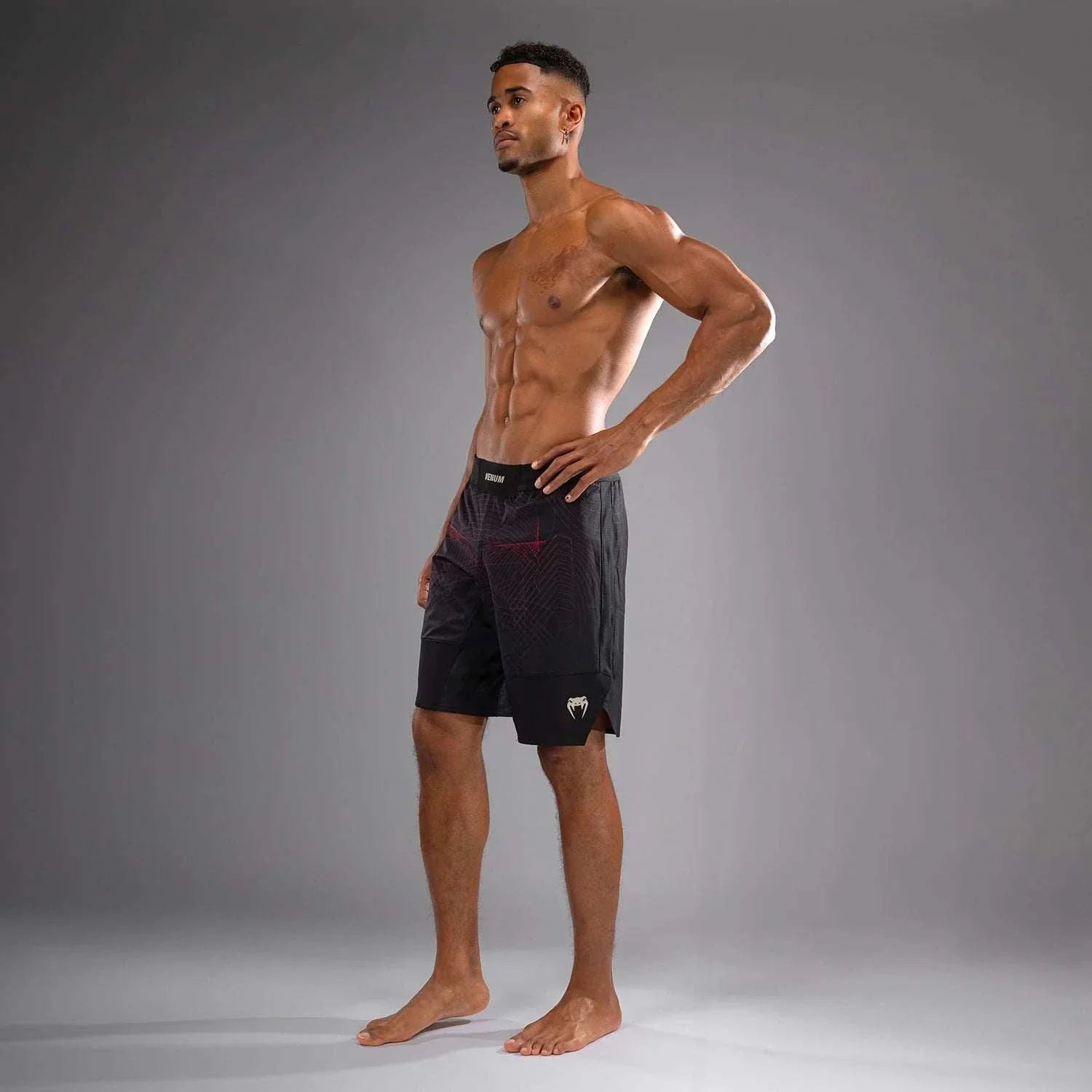Short de combat Venum G-Fit Air noir rouge, léger et flexible pour MMA et boxe
