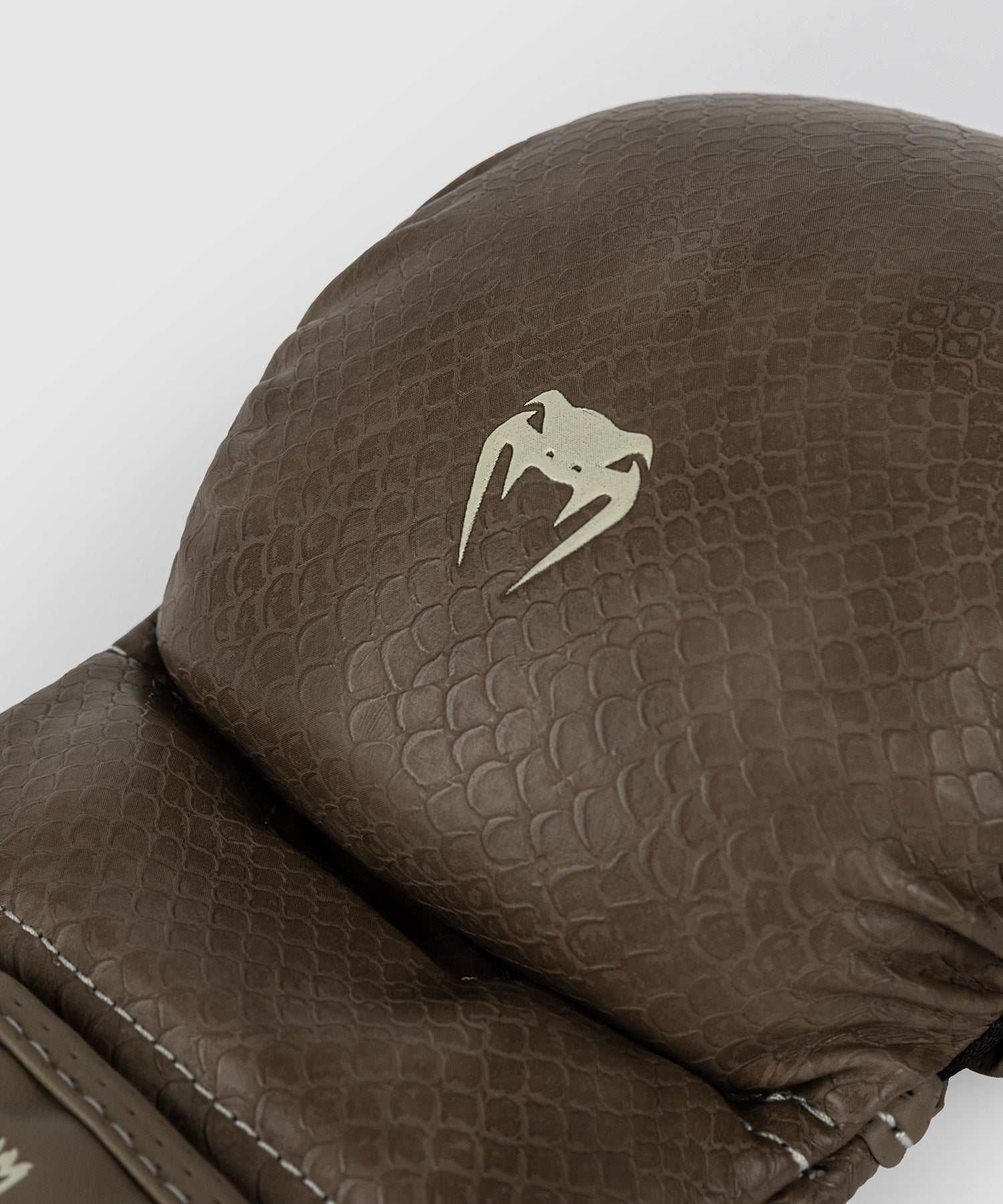 Gants de sparring MMA Venum Impact Evo Scales marron en cuir avec mousse multi-densité et fermeture velcro