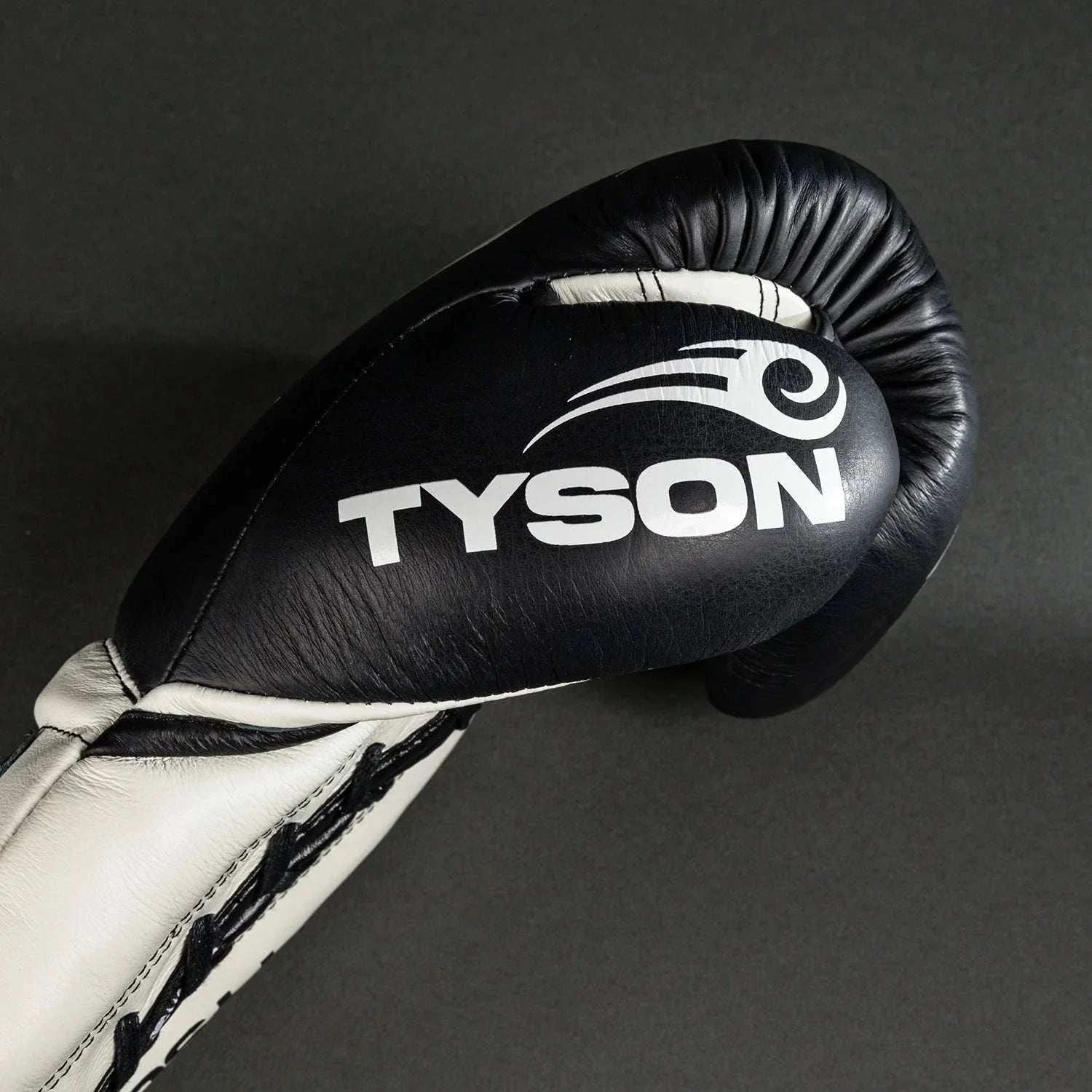 Gants de Boxe Pro Venum Giant 2.0 Mike Tyson noir blanc en cuir Nappa, modèle officiel, lacets et rembourrage multicouche