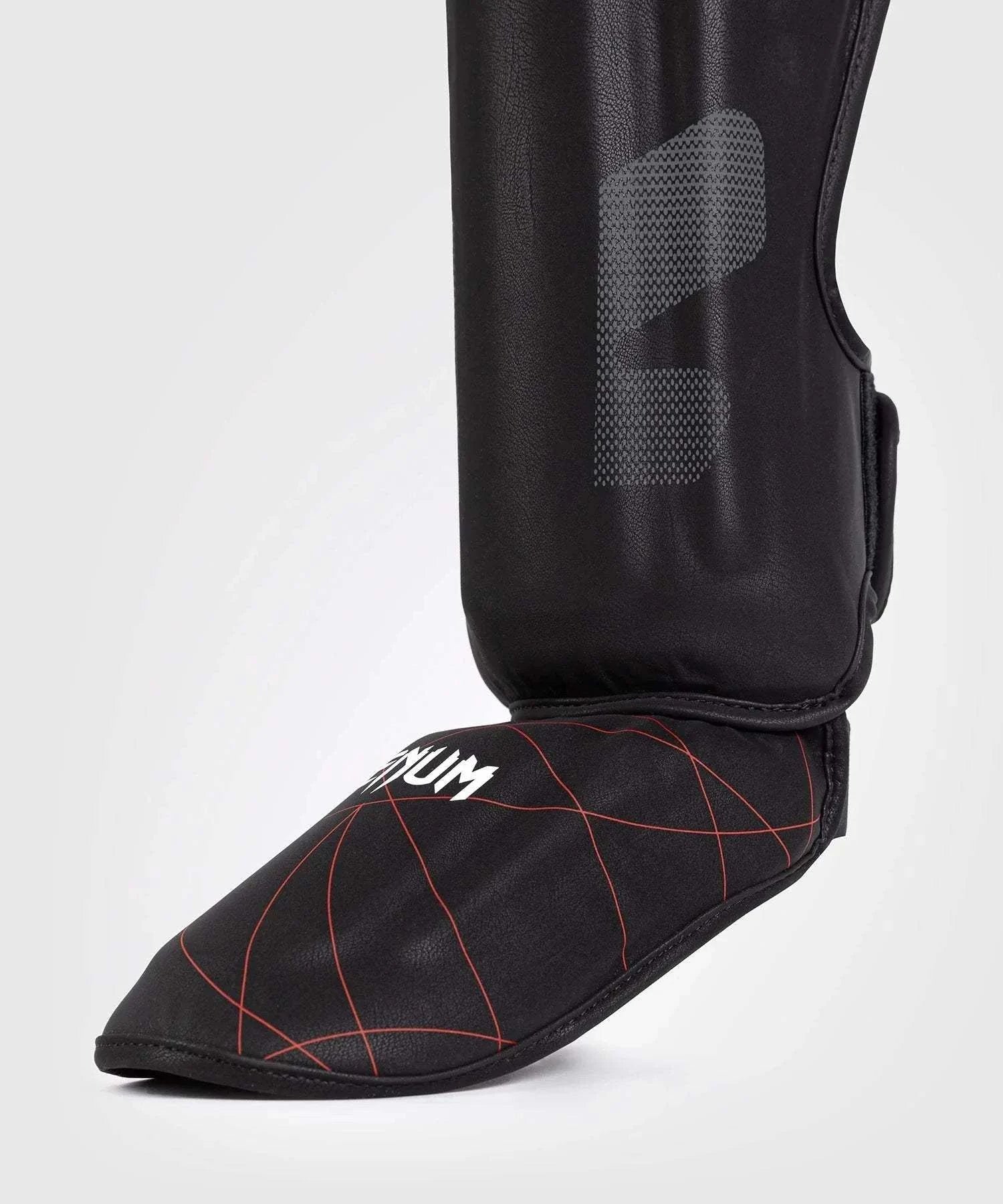 Protège tibias et pieds Venum Tactical XT noir et rouge feu avec mousse multi-densité et sangles velcro pour protection et maintien en boxe, Muay Thaï, MMA