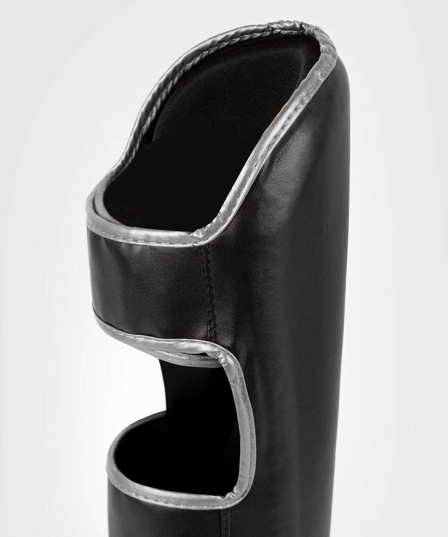 Protège-tibias Venum Challenger noir argent pour Muay Thaï et MMA avec mousse haute densité et fermeture velcro double