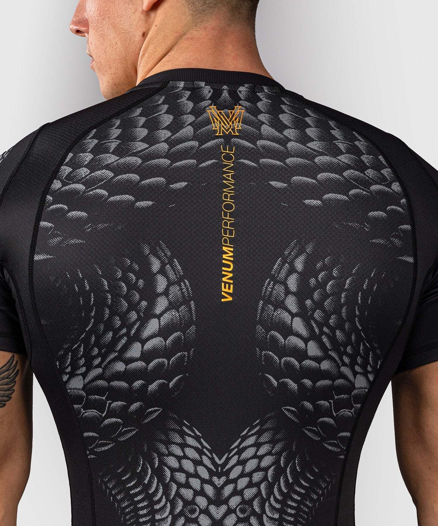 Rashguard manches courtes Venum Matupa noir gris or pour grappling et MMA, compression et protection optimale.