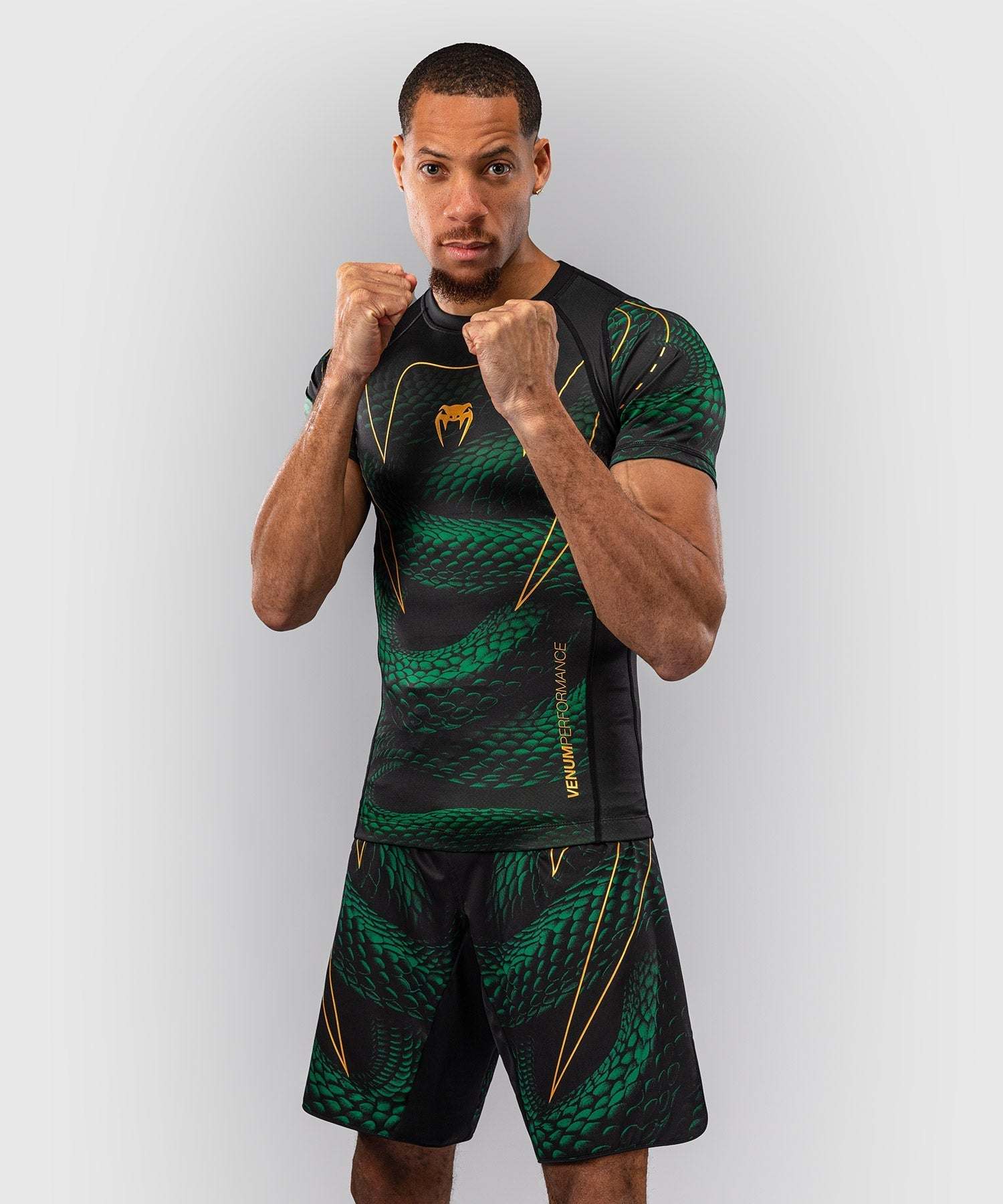Rashguard manches courtes Venum Matupa noir vert or pour grappling et MMA, compression et protection optimale