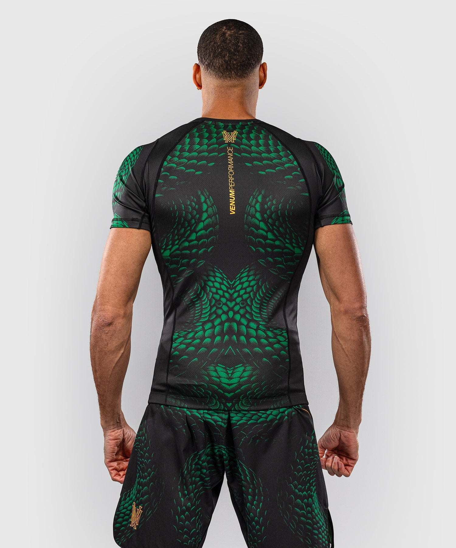Rashguard manches courtes Venum Matupa noir vert or pour grappling et MMA, compression et protection peau.