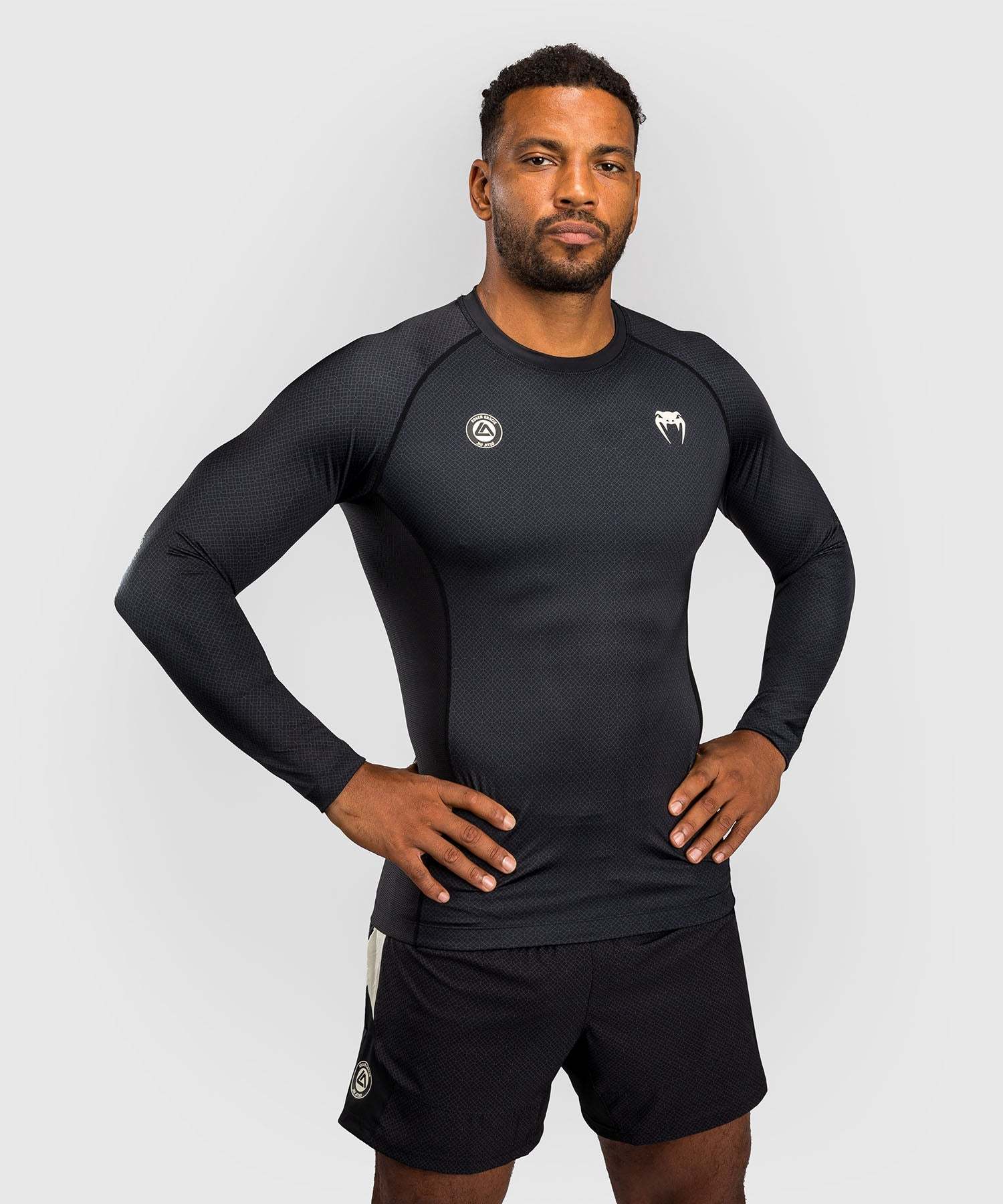 Rashguard manches courtes noir Venum x Roger Gracie Academy compression et respirabilité pour BJJ et MMA