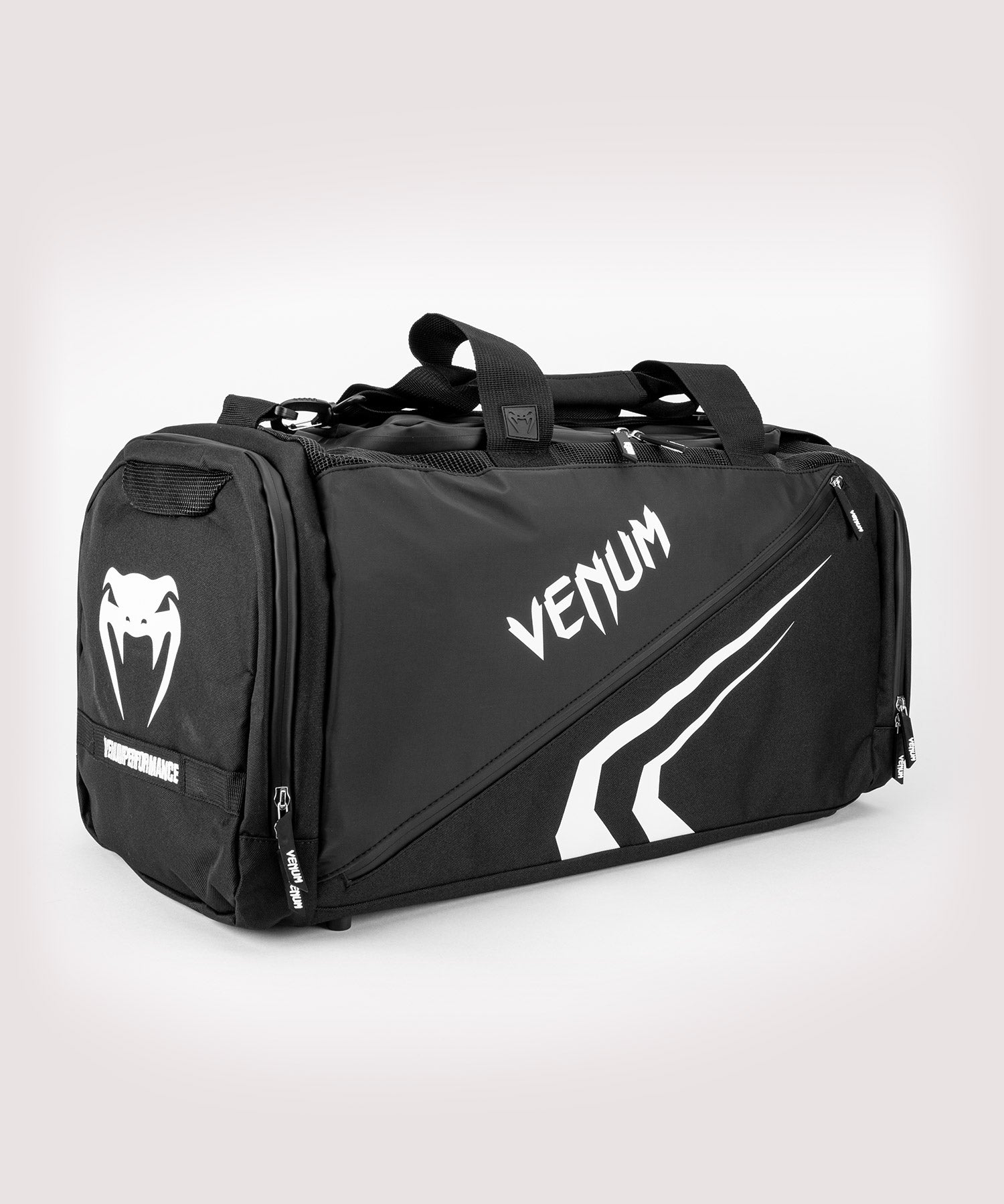 Logo Venum brodé sur le sac de sport Trainer Lite Evo noir blanc