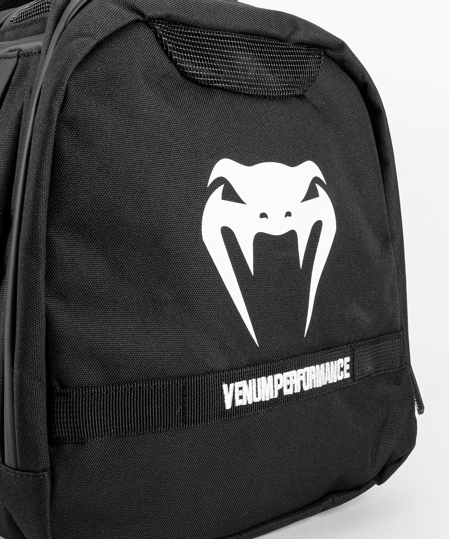Sac de sport Venum Trainer Lite Evo noir blanc porté en bandoulière