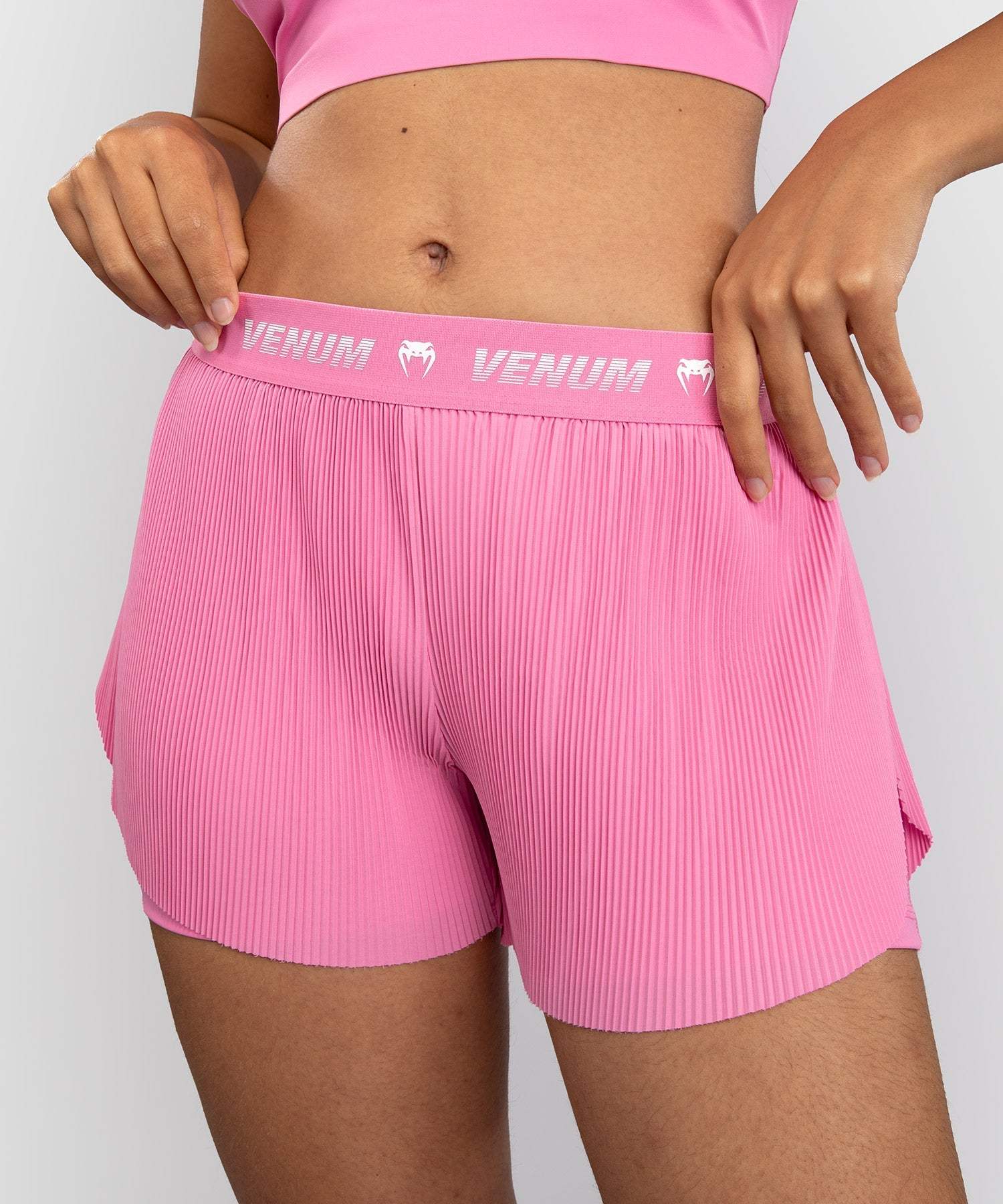 Short de training femme Venum Flowfit rose bonbon léger et confortable pour sport