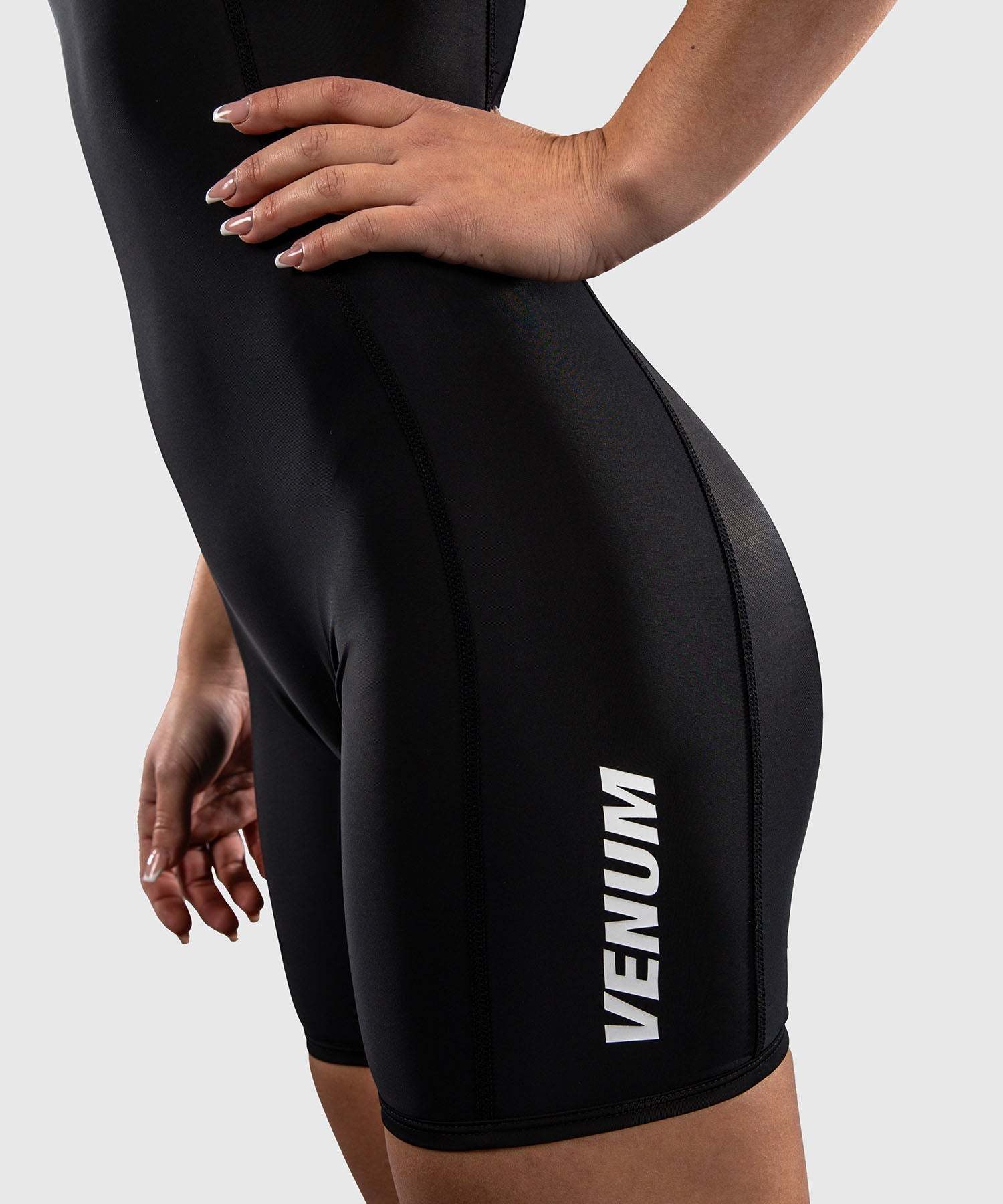Tenue de lutte femme Venum noir moderne et confortable