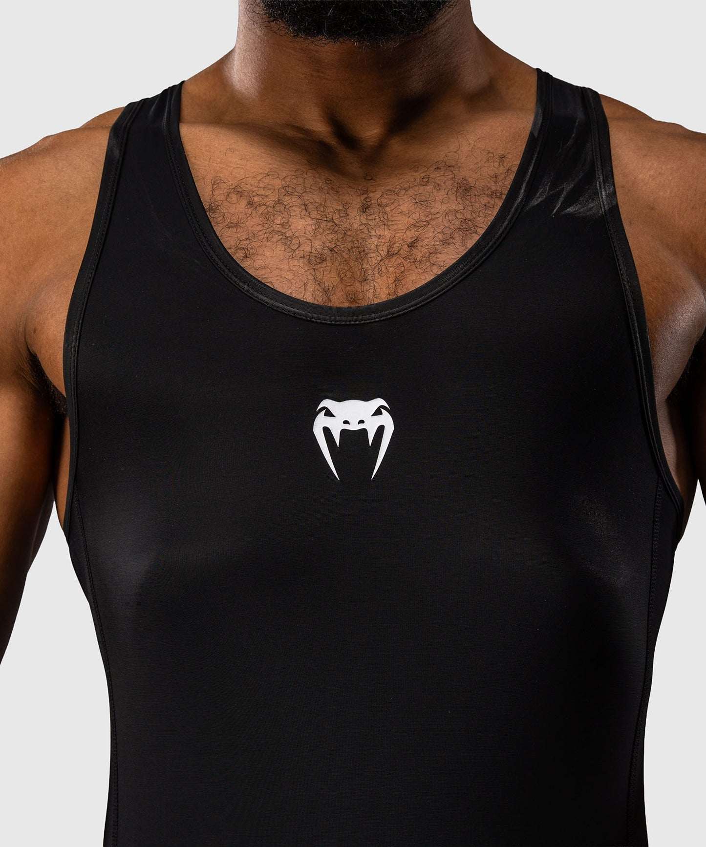 Combinaison de lutte homme Venum noire, tissu compressif et extensible, coupe ajustée sans manches, idéale entraînement et compétition