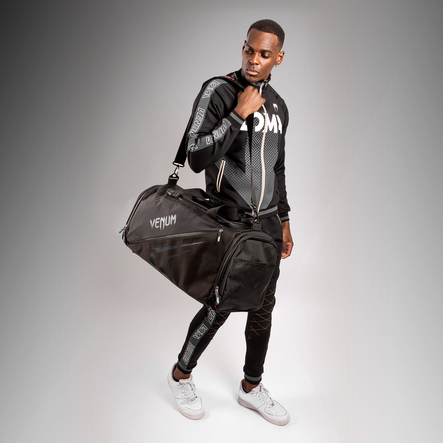 Sac de sport Venum Trainer Lite Evo 48 L noir porté en bandoulière