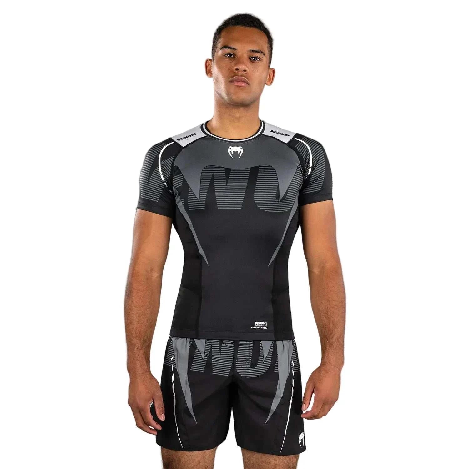 Rashguard Adrenaline Venum noir argent gris pour MMA et sports de combat