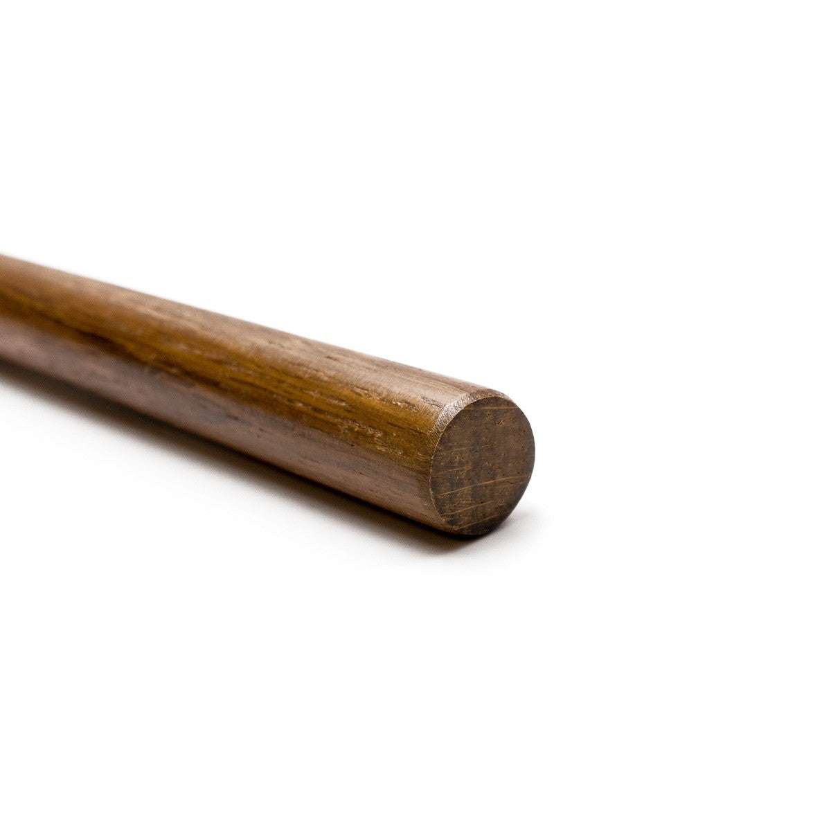 Bo en chêne rouge FUJIMAE de 154 cm pour kobudo, bois massif teinté et verni, profil standard robuste.