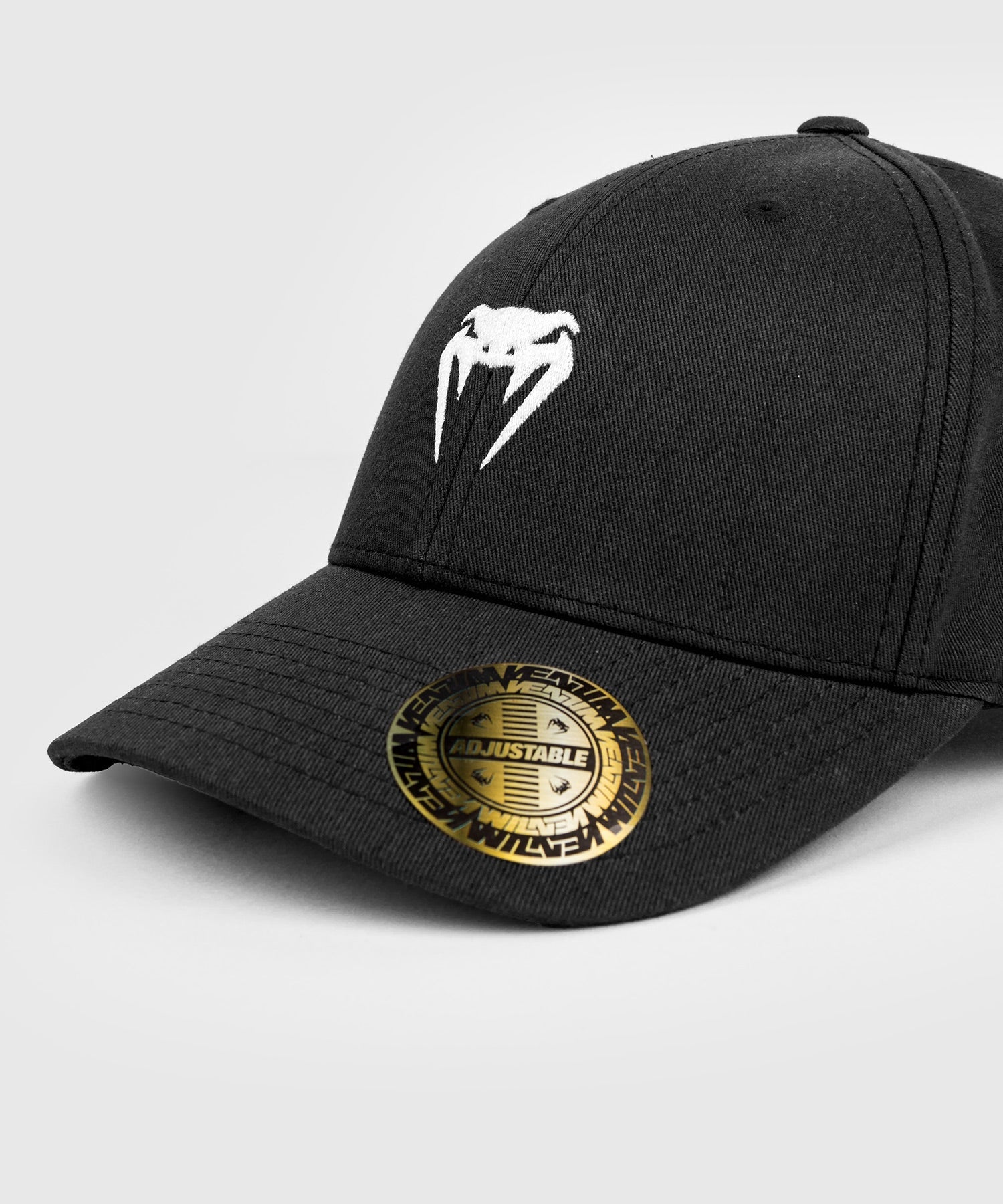 Logo Venum brode blanc sur la casquette Classic 2.0 noire
