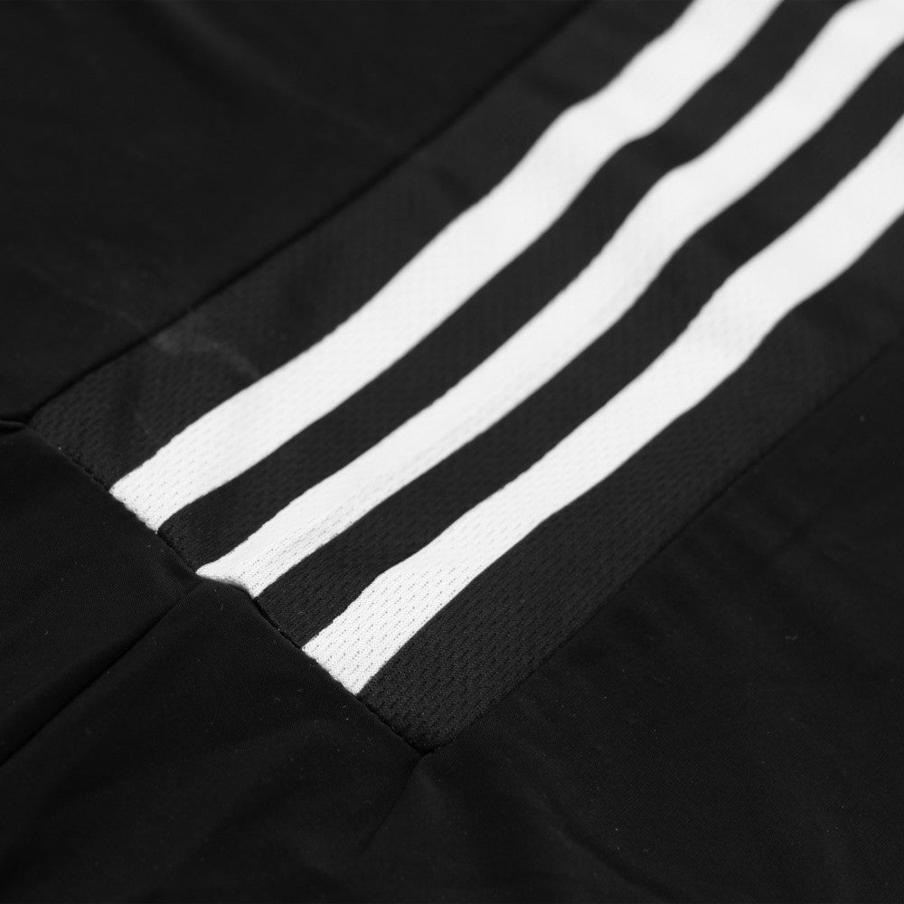 Débardeur adidas pour la savate boxe française, détail des trois bandes