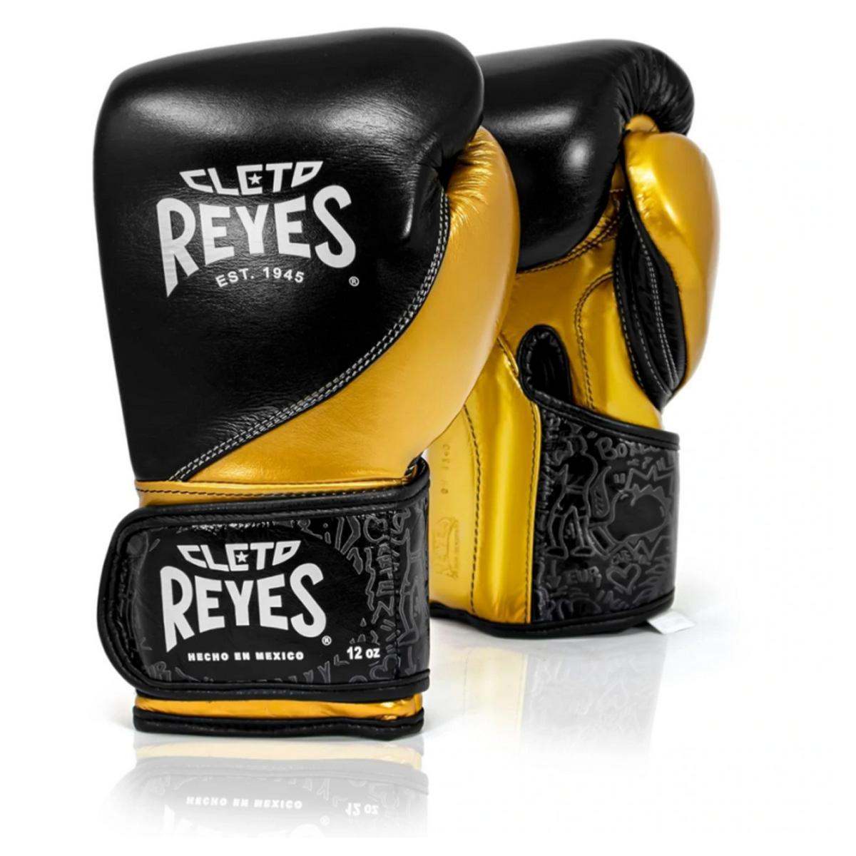 Design gravé sur la manchette du gant Cleto Reyes High Precision noir et or