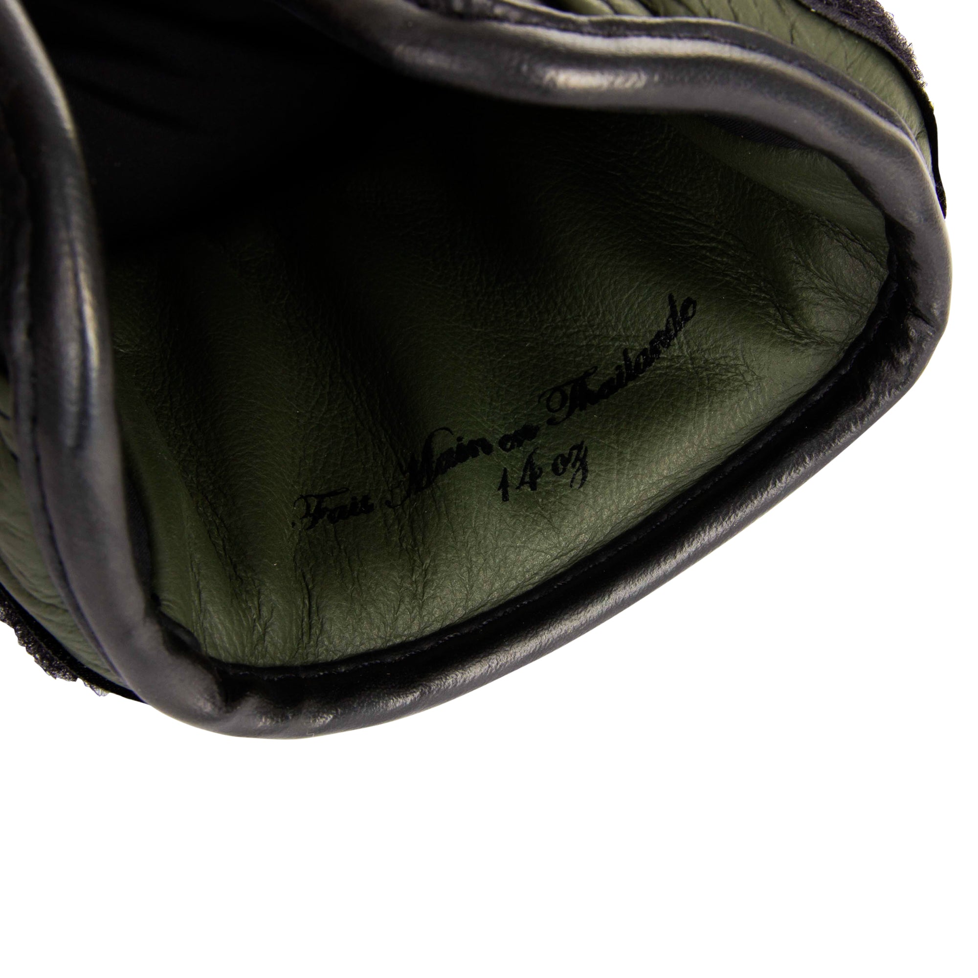 Coutures noires renforcées du gant de boxe ELION kaki mat