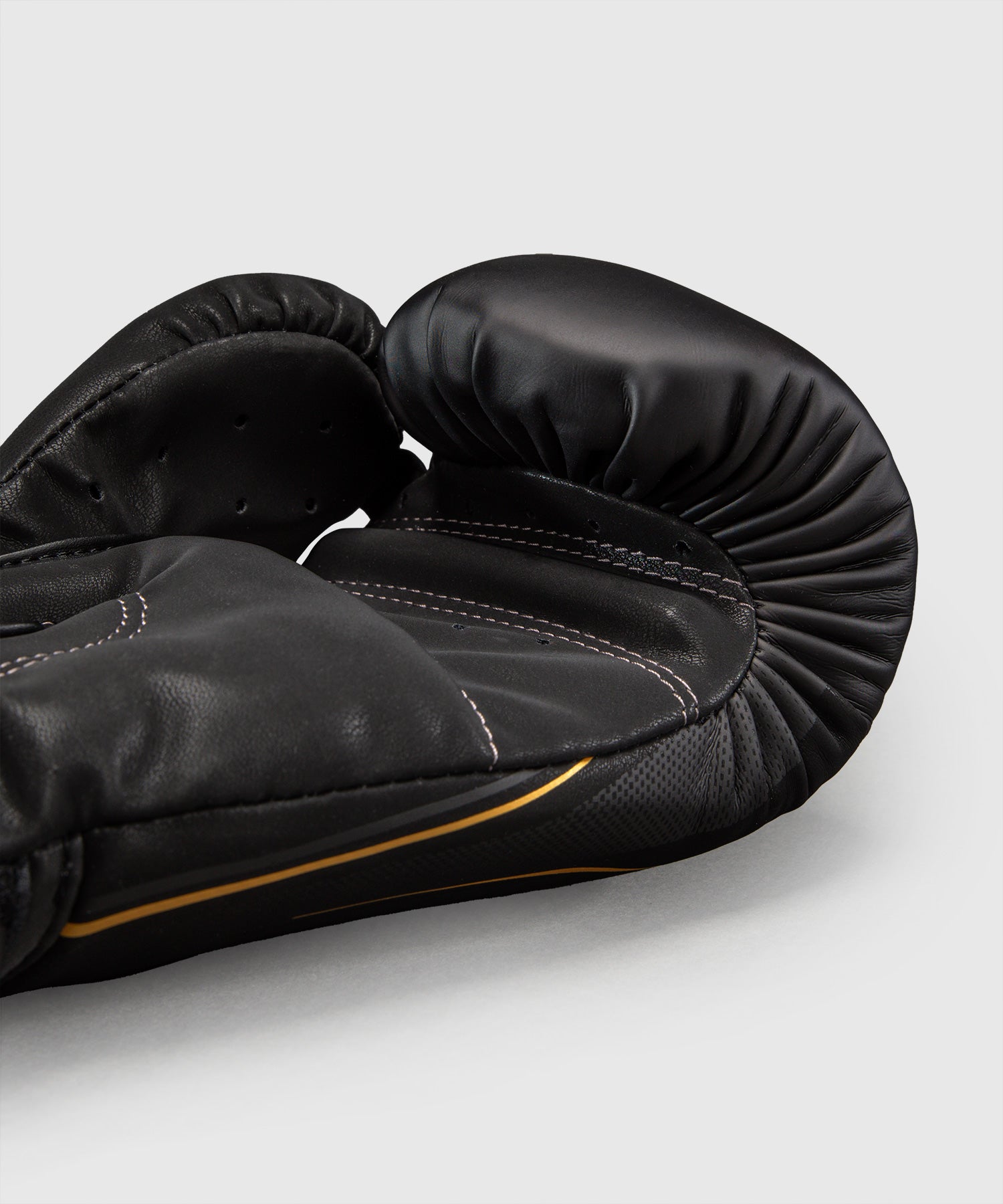 Gants de Boxe Venum G-Core Noir/Or disponible à la Boutique des Arts Martiaux