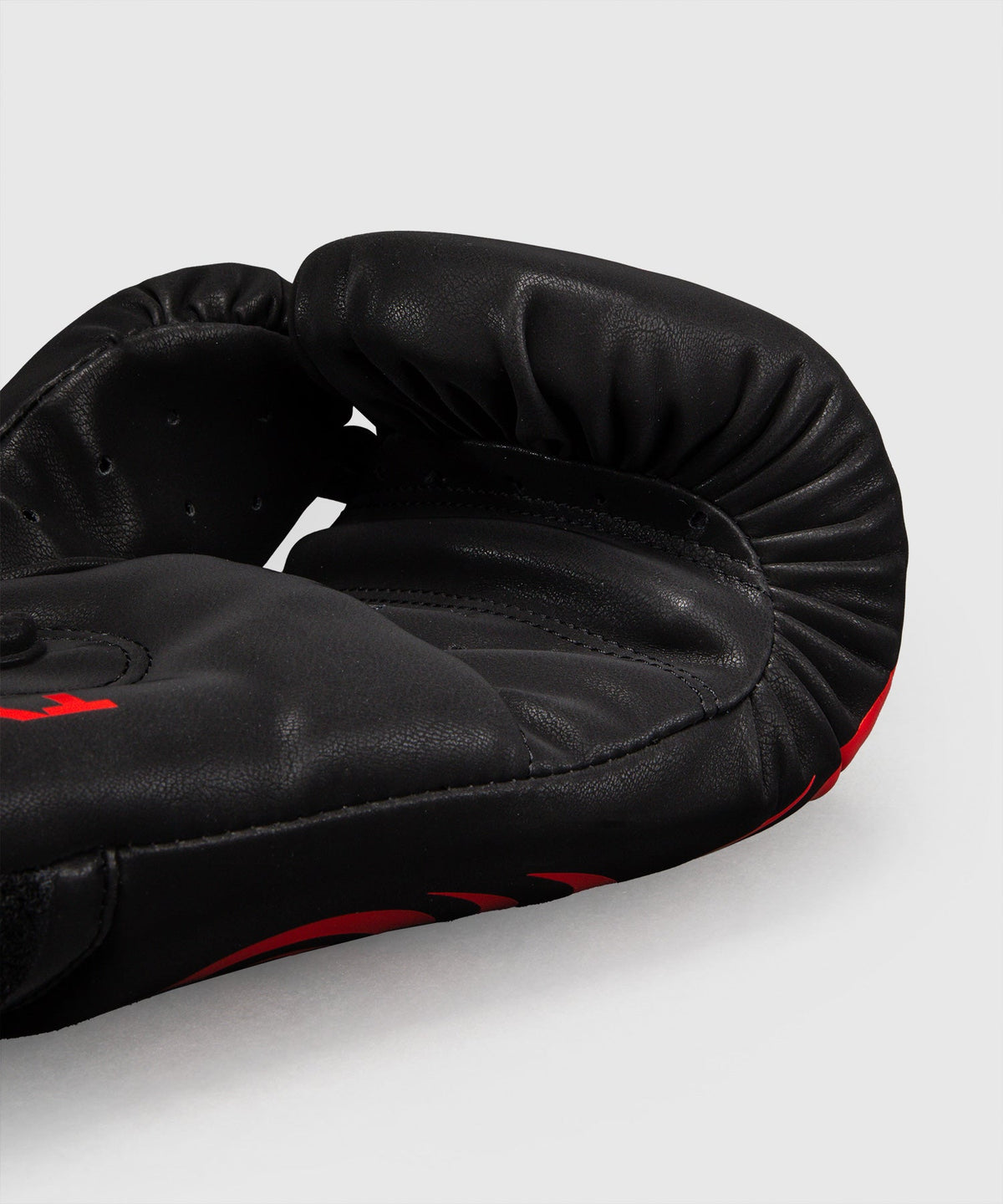 Gants de Boxe Venum Mike Tyson Replica Noir/Rouge disponible à la Boutique des Arts Martiaux