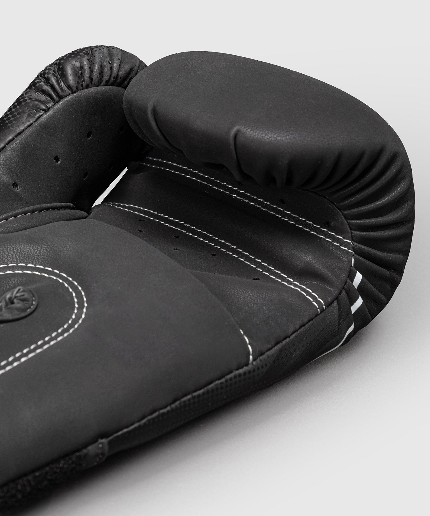 Micro-perforations de ventilation des gants de boxe Venum Stealth